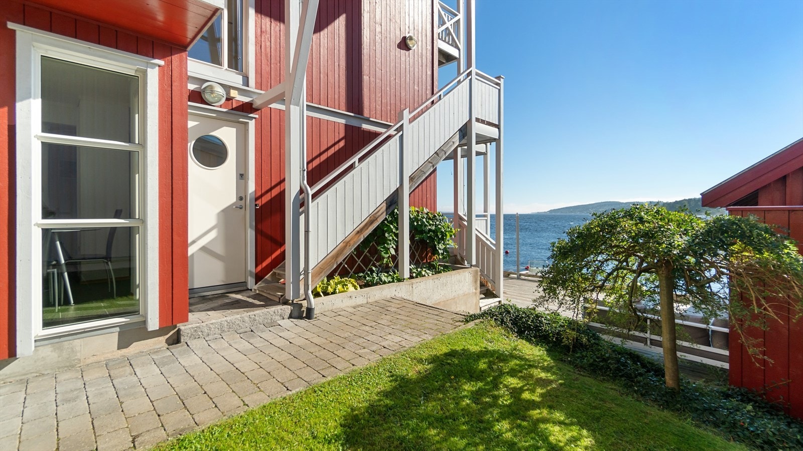 Boligen er for øvrig oppført med eget kontorlokale i 1. etasje. Kontorlokalet ligger adskilt fra boligen, med egen inngang. Galleribilde