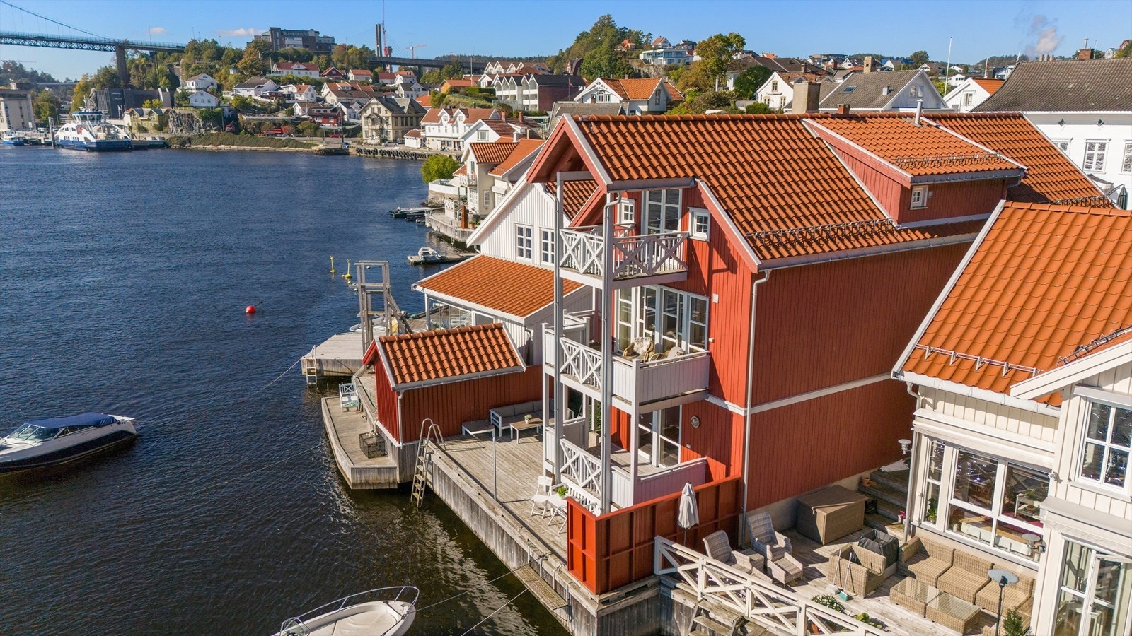 Til boligen er det oppført balkonger til alle tre etasjer. Balkongene ligger sydvendt til, med gode solforhold og fantastisk sjøutsikt! Galleribilde