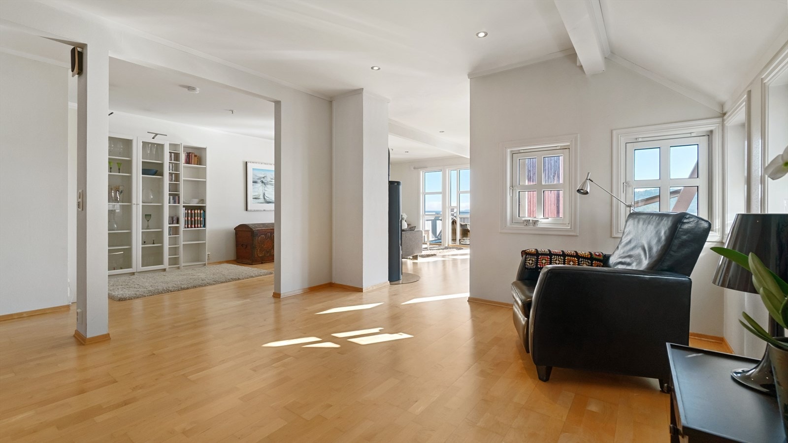 Sentralt i rommet er det installert en flott og moderne vedovn, som sørger for lun og god varme vinterstid. Galleribilde