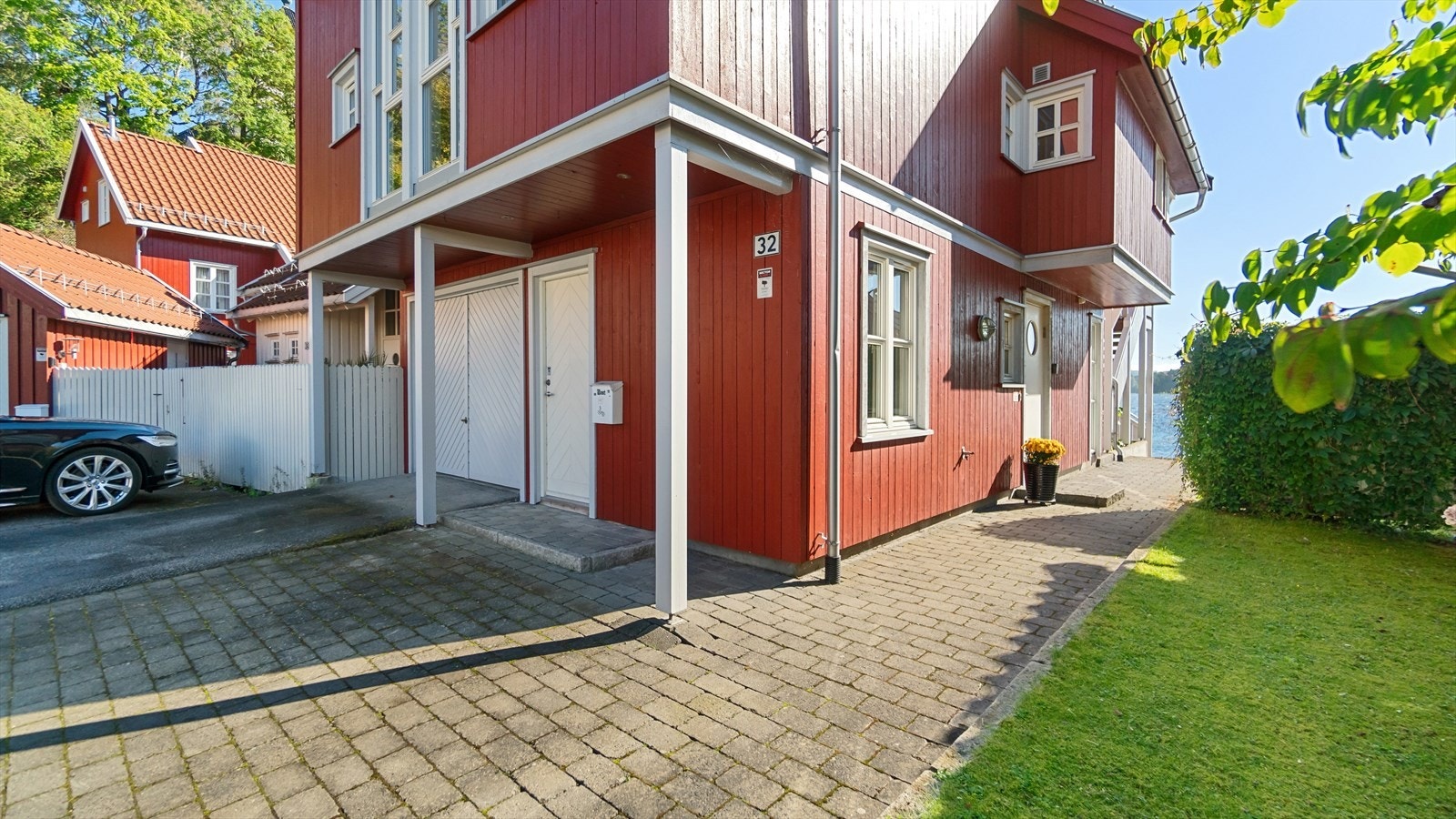 Det er også mulighet for parkering på asfaltert innkjørsel foran garasjen, eller på gårdsplass opparbeidet med belegningsstein. Galleribilde