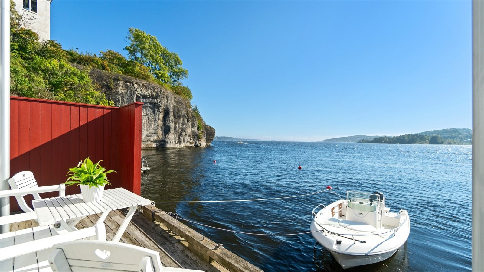Eiendommen ligger nydelig til, i sjarmerende omgivelser og skjærgårdsidyll. Brygge, samt bøye for fortøyning av båt er ikke omsøkt. Galleribilde