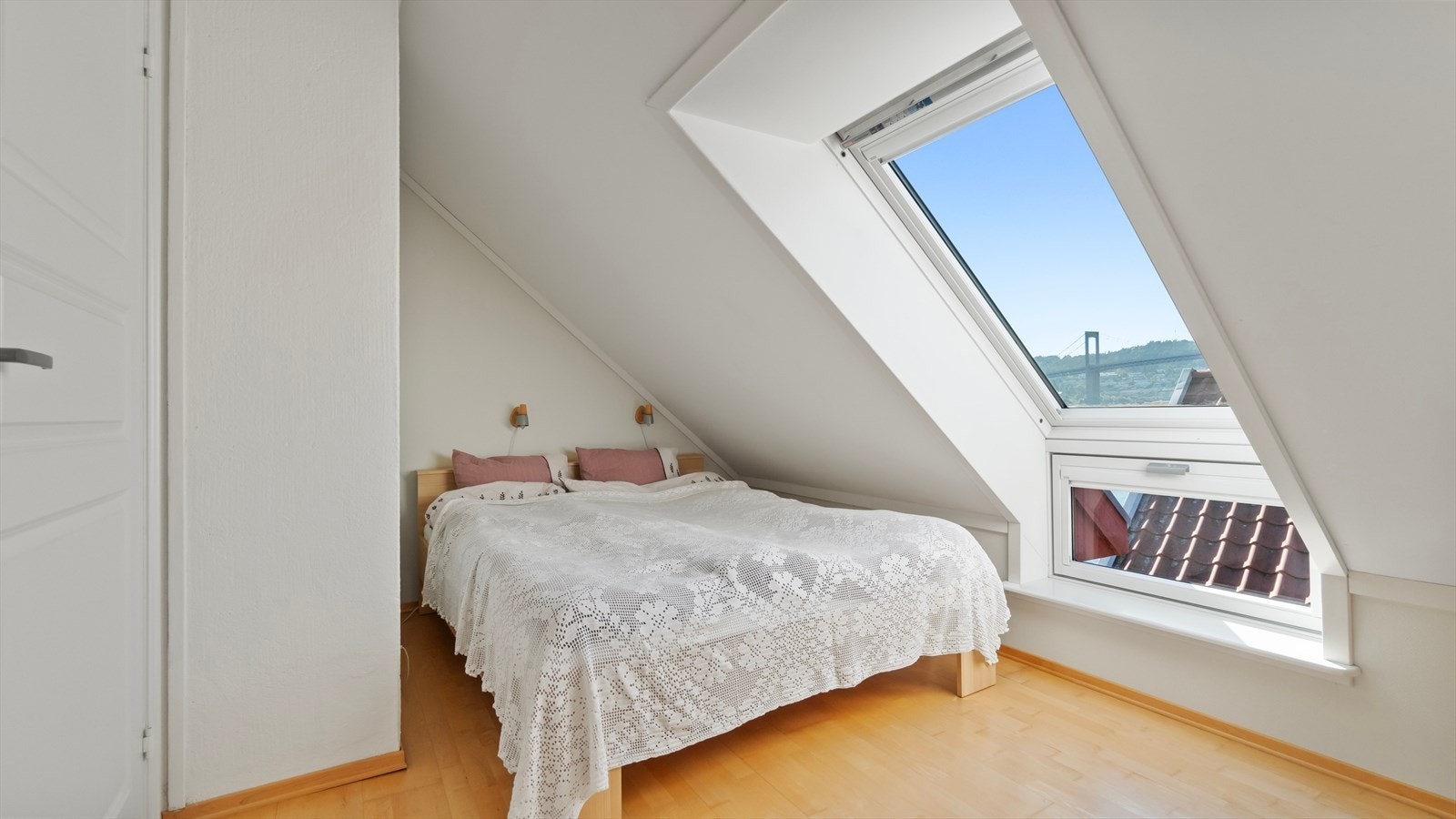 Det andre soverommet er lyst og romslig, med fin plass til soveromsmøblement. Legg merke til takvindu med utsikt til Breviksbrua! Galleribilde