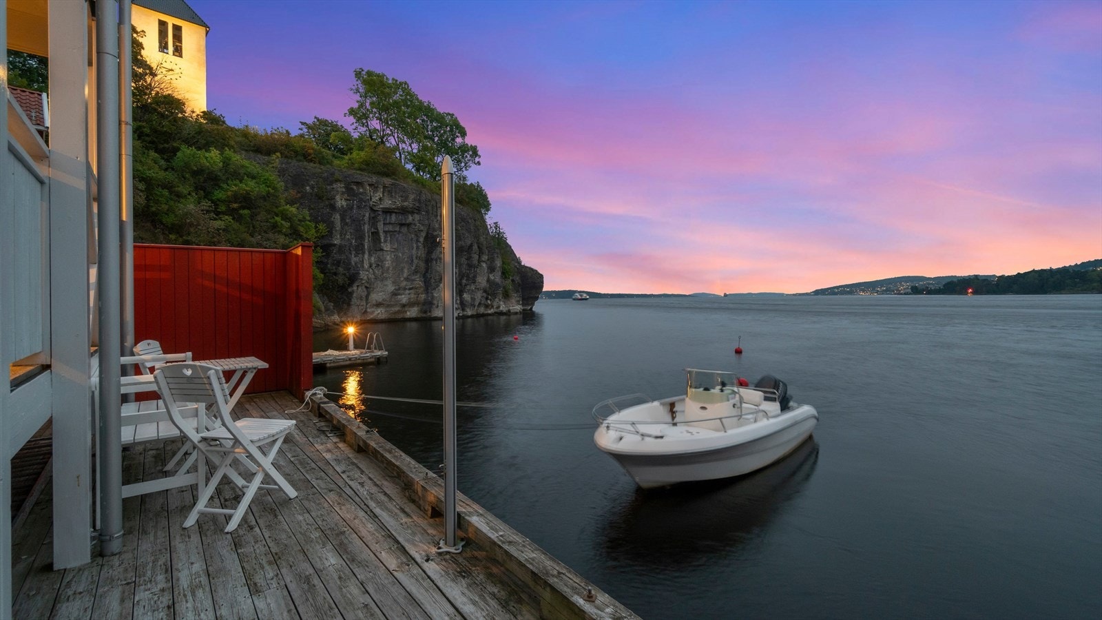 På denne herlige eiendommen bor du nærmest på 'hytta' året rundt, med umiddelbar nærhet til strand- og båtliv! Galleribilde
