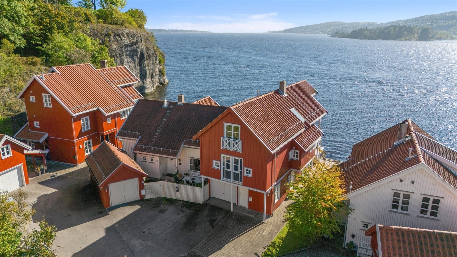 Boligen har en fantastisk beliggenhet på Øya, med gode solforhold og vidstrakt sjøutsikt, samt nærhet til Brevik sentrum! Galleribilde
