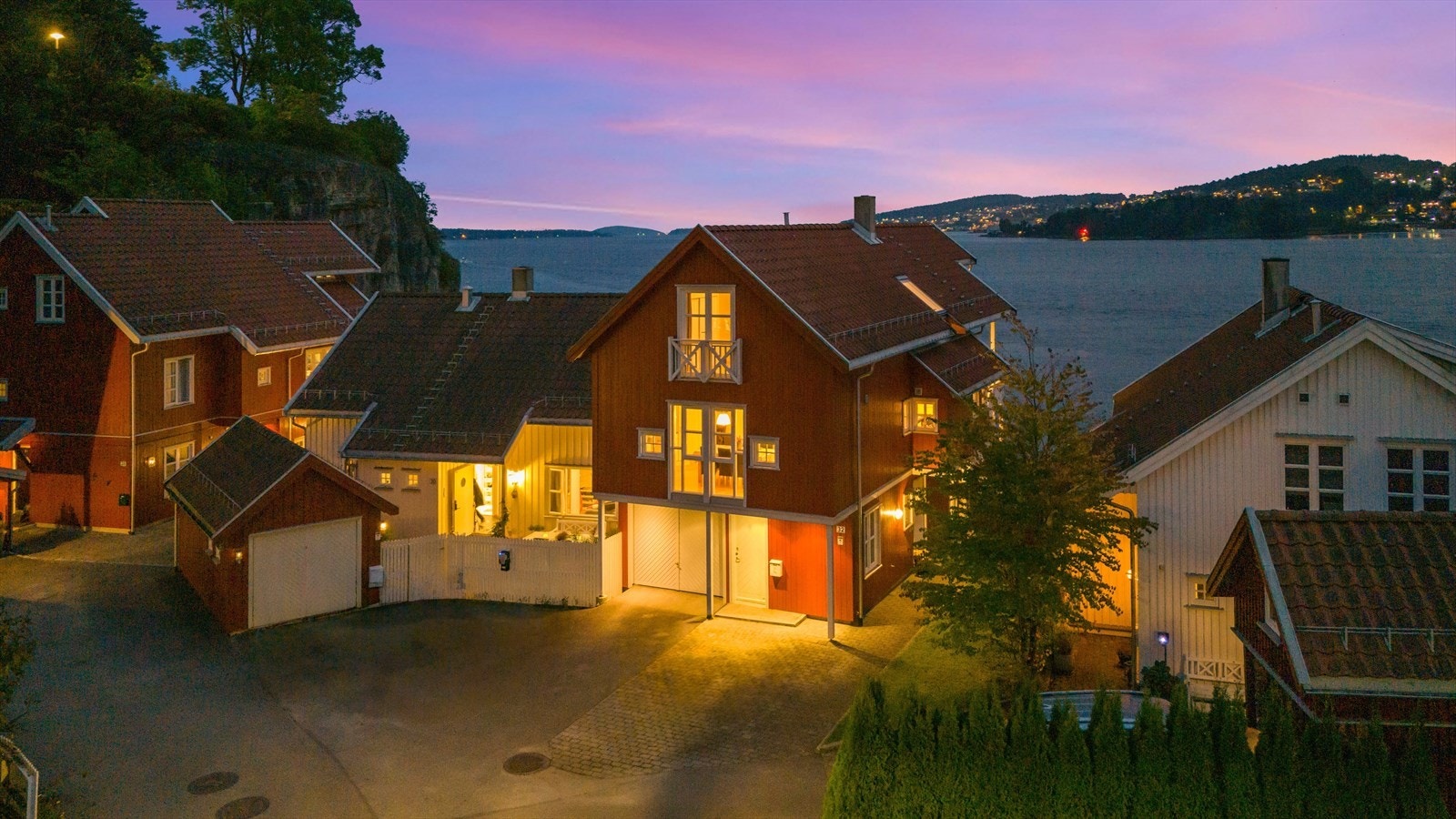 Øya har en av landets best bevarte trehusbebyggelser. Her er det et nesten intakt miljø med skipperhus og andre gamle trehus. Galleribilde