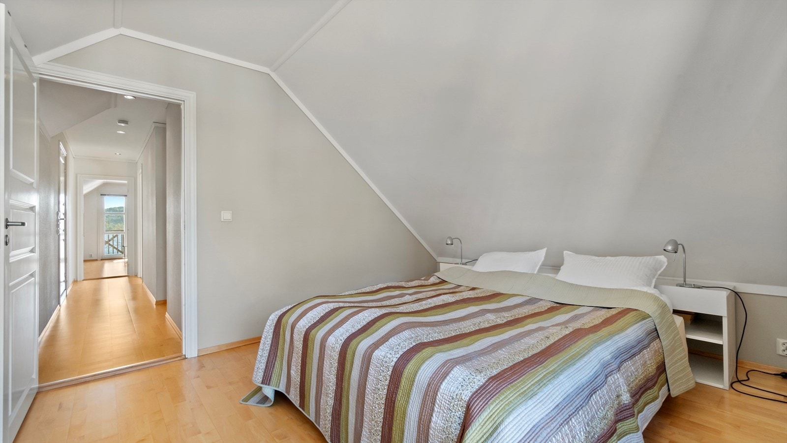 De tre soverommene ligger alle i boligens 3. etasje. Soverommene har parkettgulv og malt strie på vegger. Galleribilde