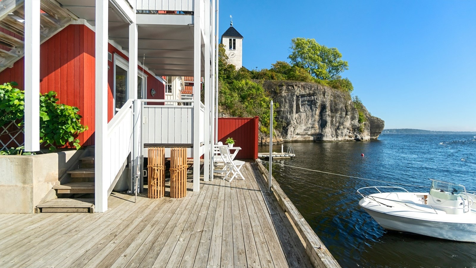 I vannkanten har man egen brygge, som ligger usjenert til med badestige og fantastisk utsikt over fjorden! Det er lagt ut bøye for fortøyning av båt. Galleribilde