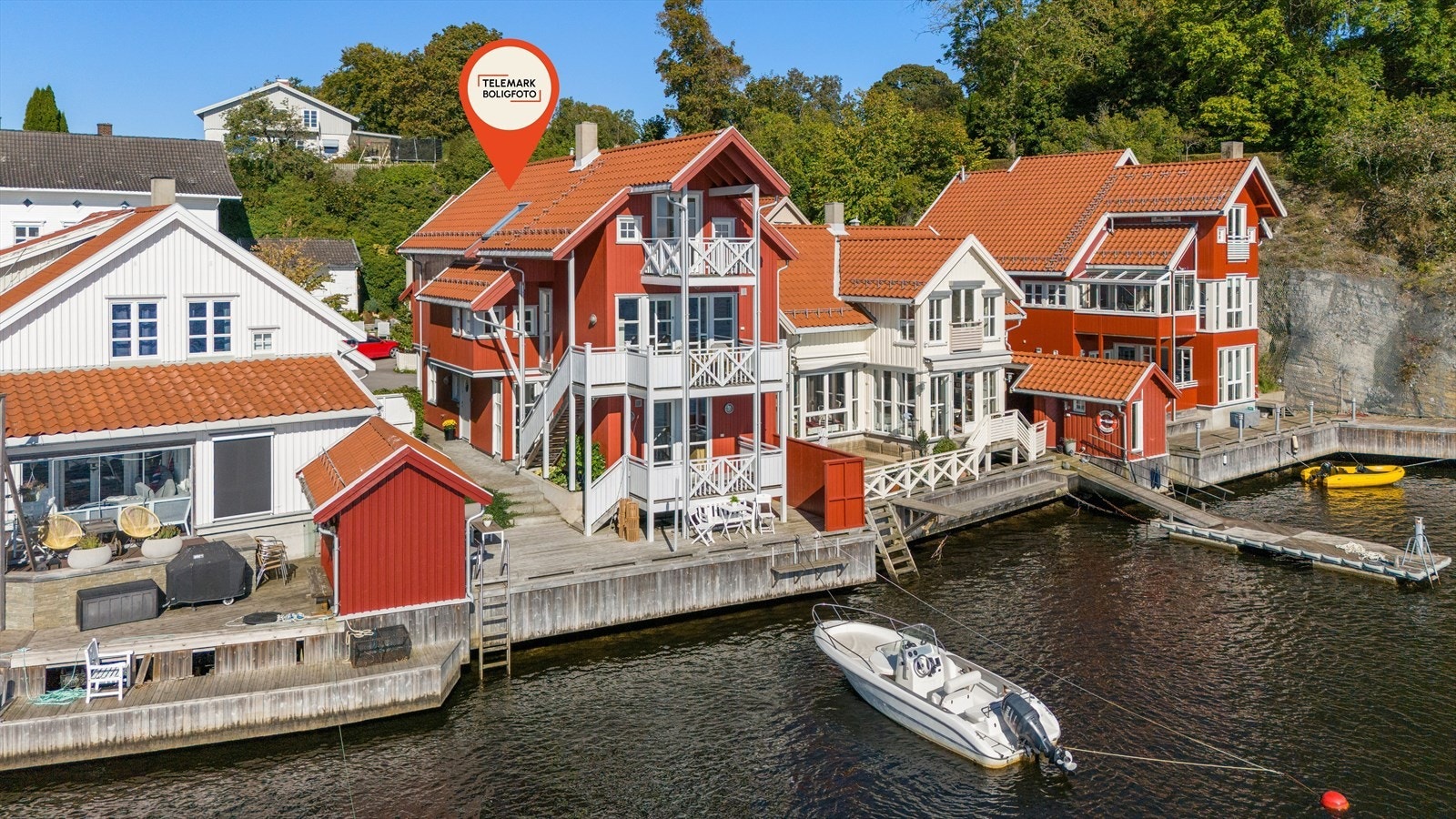Boligen er oppført i 2006 og har en sjelden flott beliggenhet, i vannkanten på Øya i Brevik. Denne eiendommen må oppleves! Galleribilde