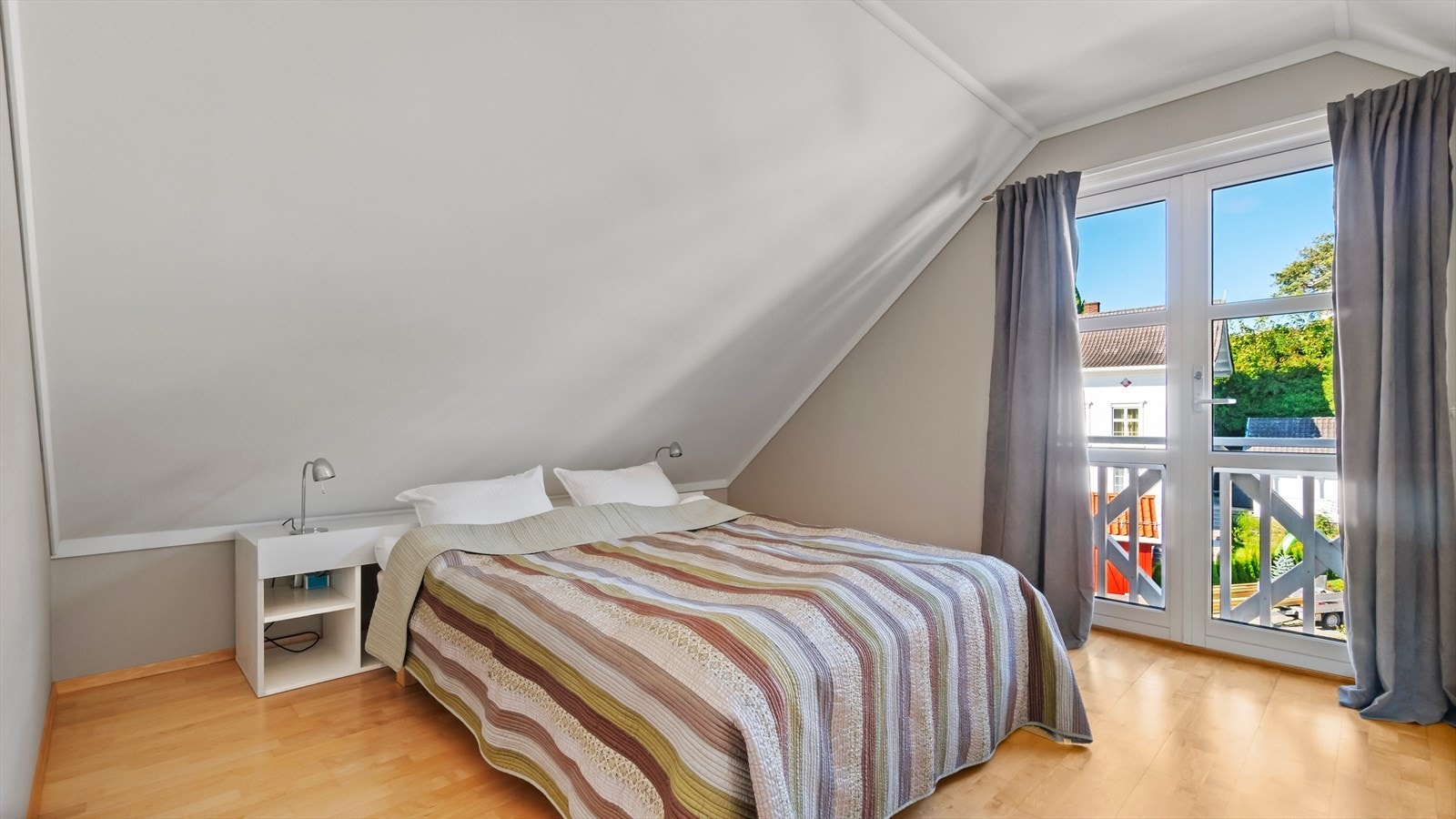 Hovedsoverommet innehar gode kvaliteter, som tilliggende walk-in med skyvedører og fransk balkong mot nord. Galleribilde