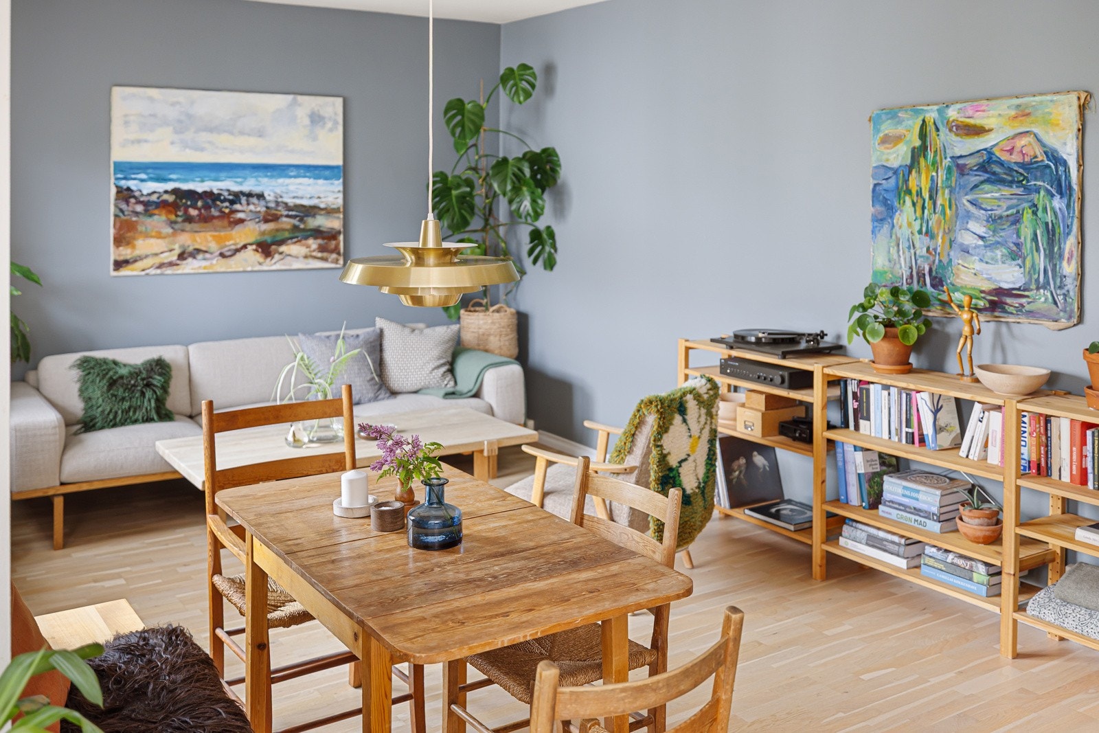 Stuen har en god løsning og kan enkelt møbleres med både sittegruppe og spiseplass. Galleribilde