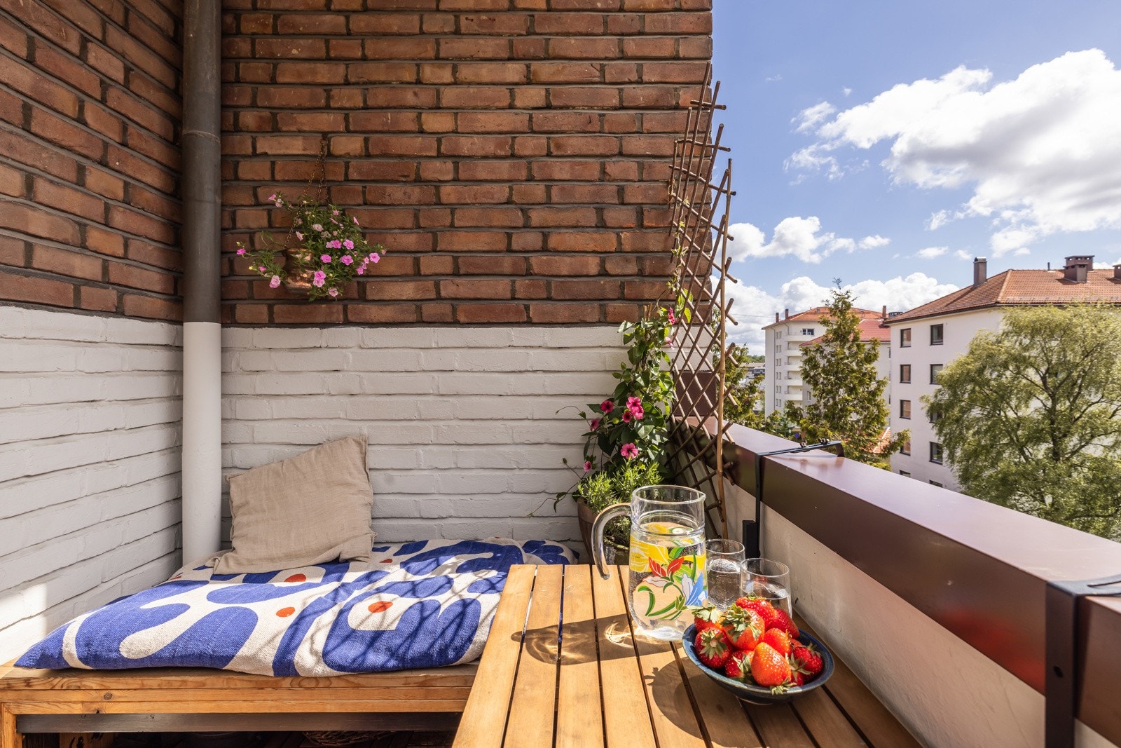 Overbygget gjør at denne balkongen er mer skjermet for vær og vind. Galleribilde