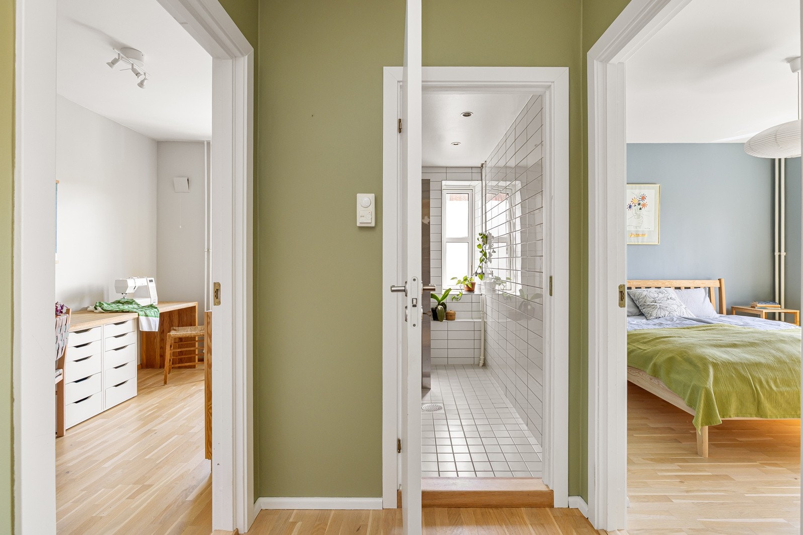 Baderommet ligger praktisk til mellom de to soverommene. Galleribilde