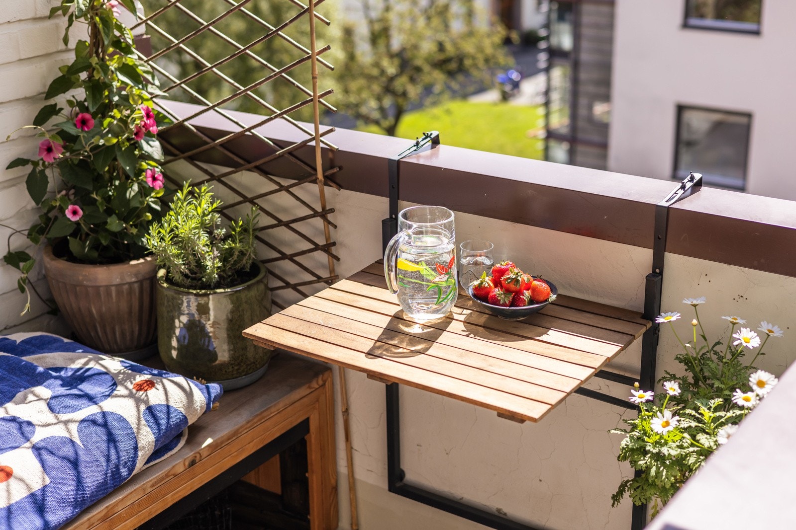 På balkongen er det plass til koselig sittebenk og det er tillatt med gass- eller elektrisk grill. Galleribilde