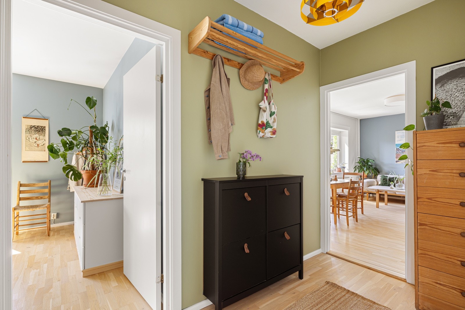 Ytterligere lagringsplass finnes i bod på loftet og i kjeller. Det finnes også et fellesvaskeri i gården. Galleribilde