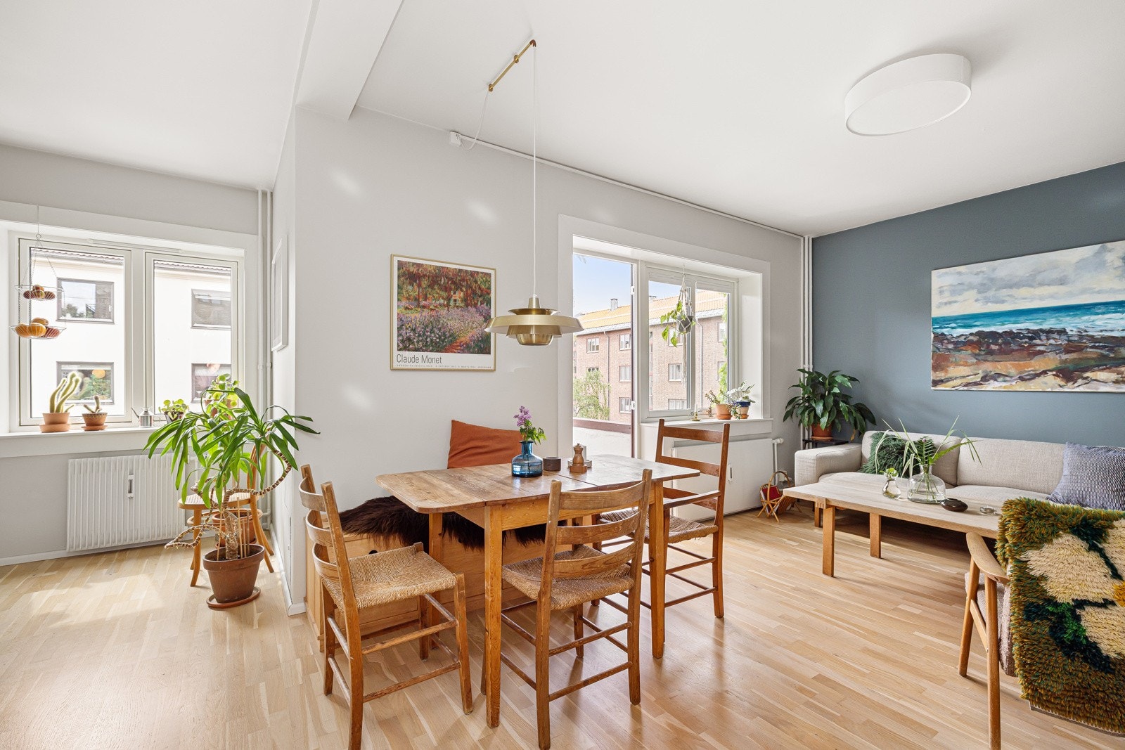 Leiligheten har en gjennomgående løsning med en rekke vinduer som åpner opp og slipper lyset inn. Galleribilde