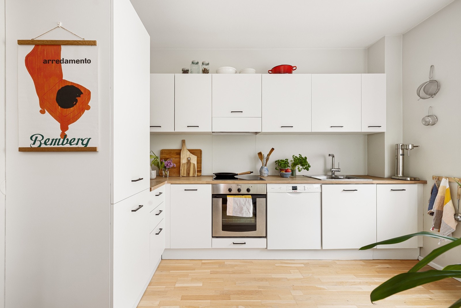 Kjøkkenet har godt med benk- og skapplass. Galleribilde