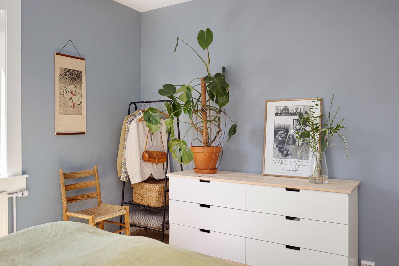 Soverommet er romslig med mulighet for ulike garderobeløsninger. Galleribilde