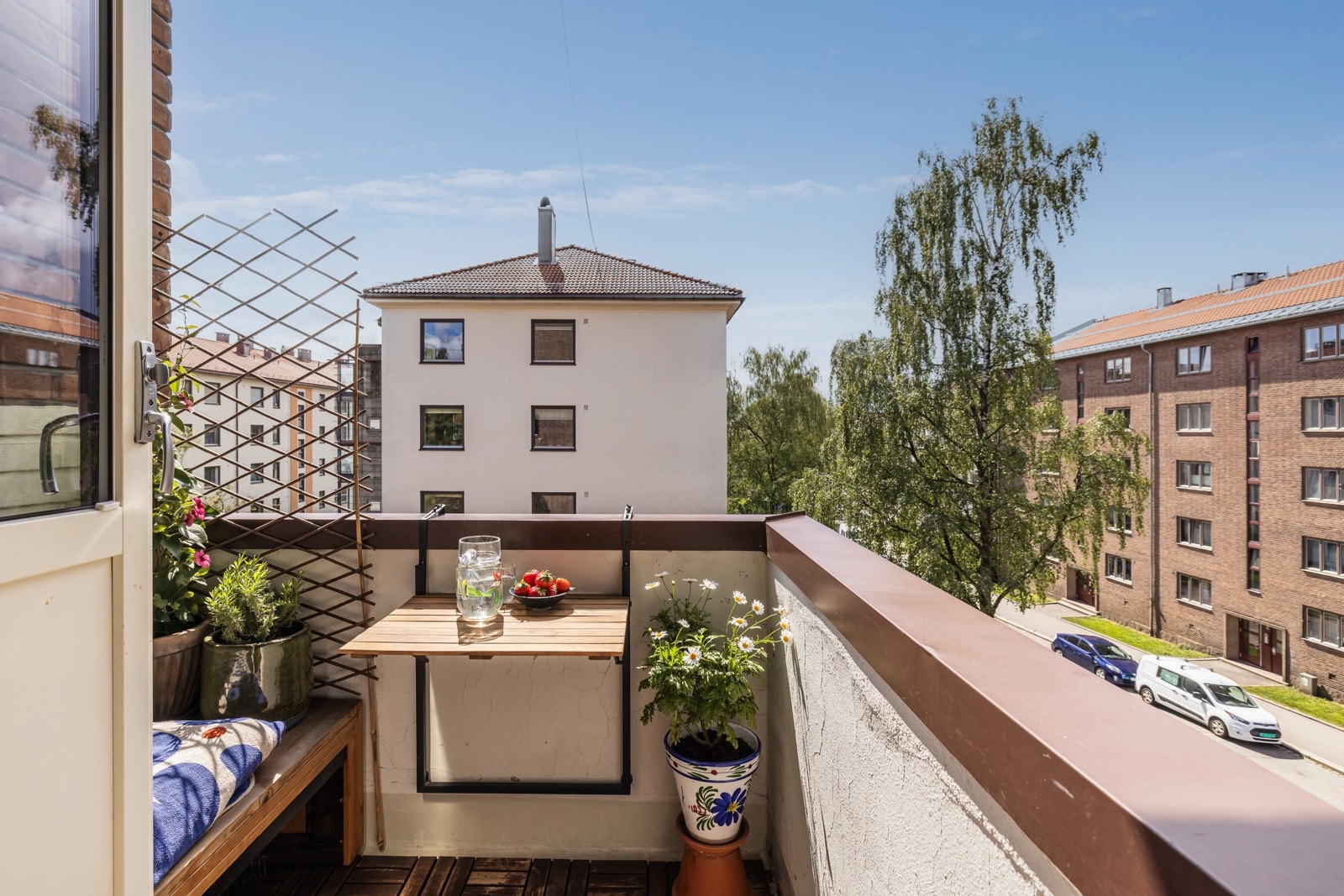 Balkongen med utgang fra stuen vender mot syd-vest og har ettermiddags- og kveldssolen. Galleribilde