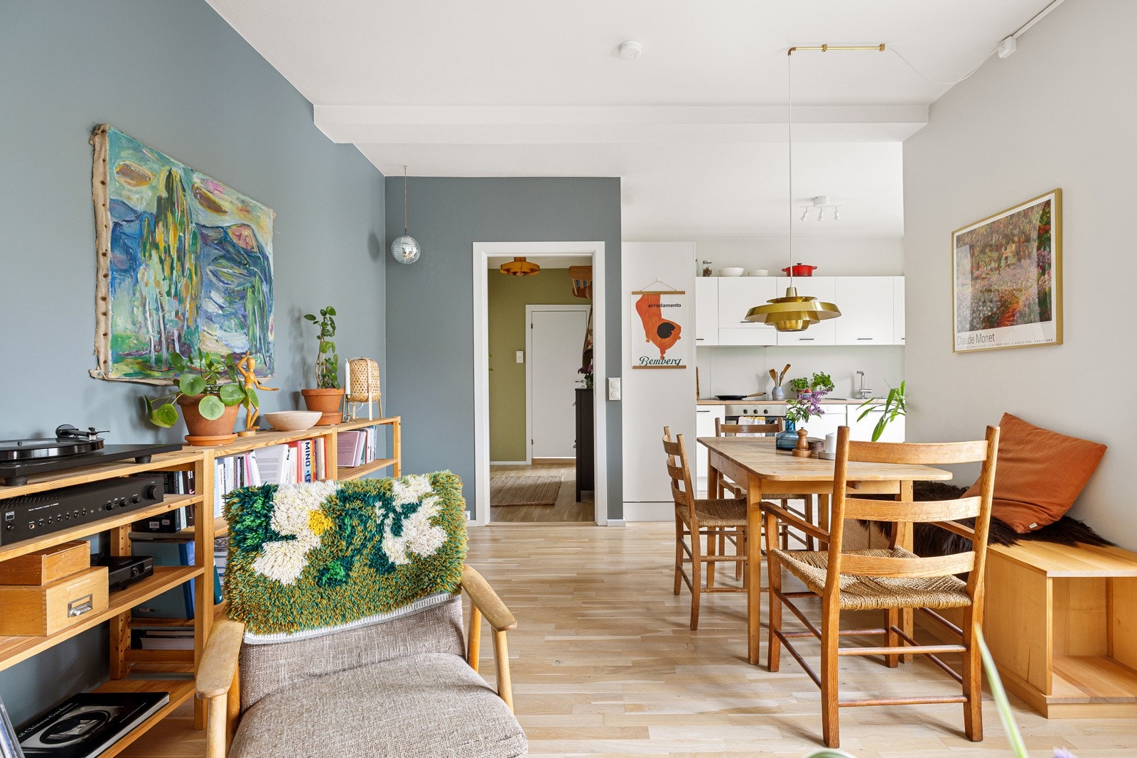 Den åpne løsningen mellom stuen og kjøkkenet er både sosial og praktisk. Galleribilde