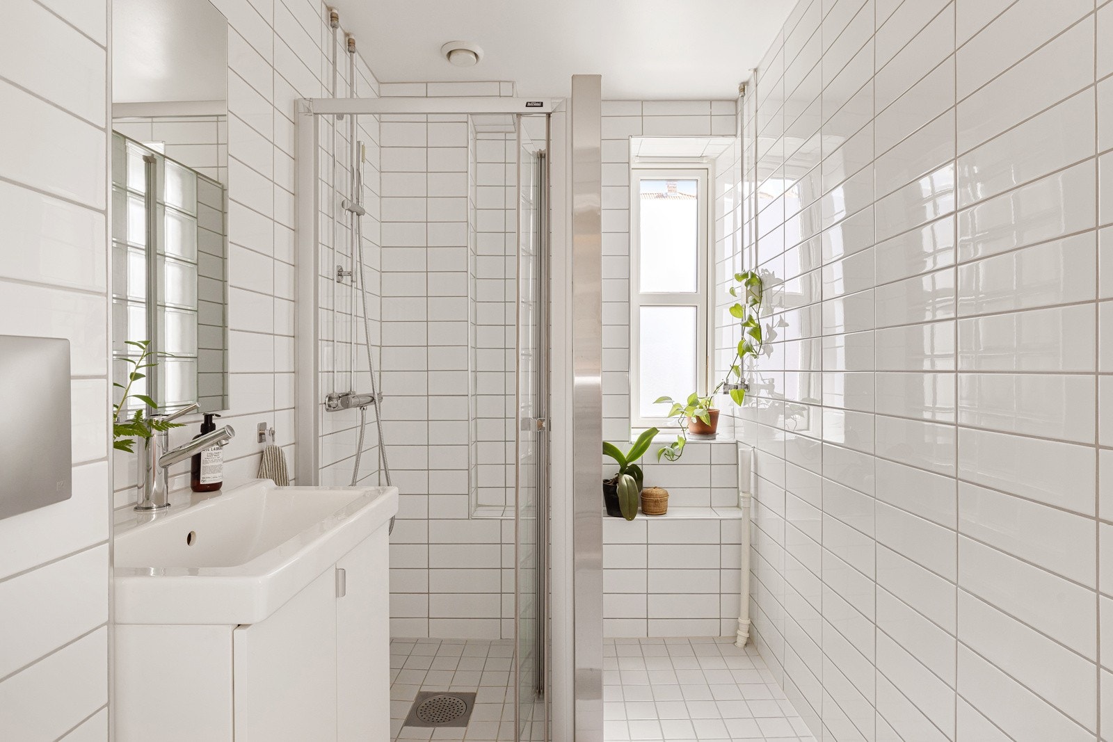 Pent flislagt baderom pusset opp i regi av borettslaget i 2007. Under rehabiliteringen ble det foretatt skifte av sluk og rørstammer. Galleribilde