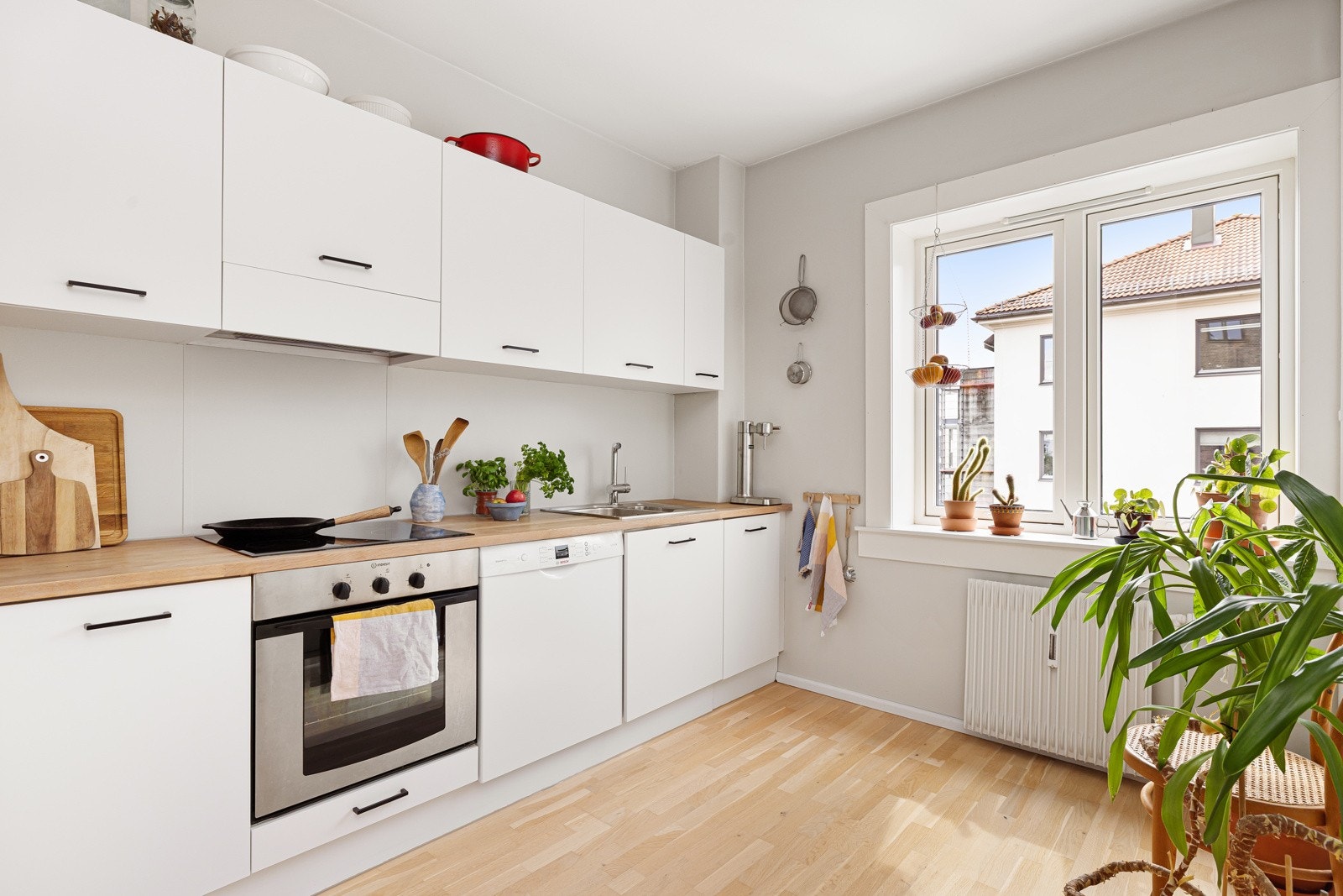 Tidløst og pent kjøkken med integrerte hvitevarer og heltre benkeplate. Galleribilde