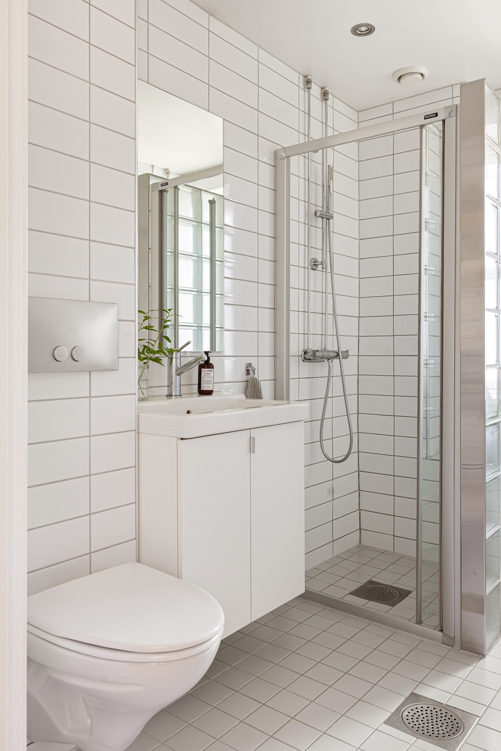 På badet er det opplegg til vaskemaskin og det er varme i gulvet. Galleribilde