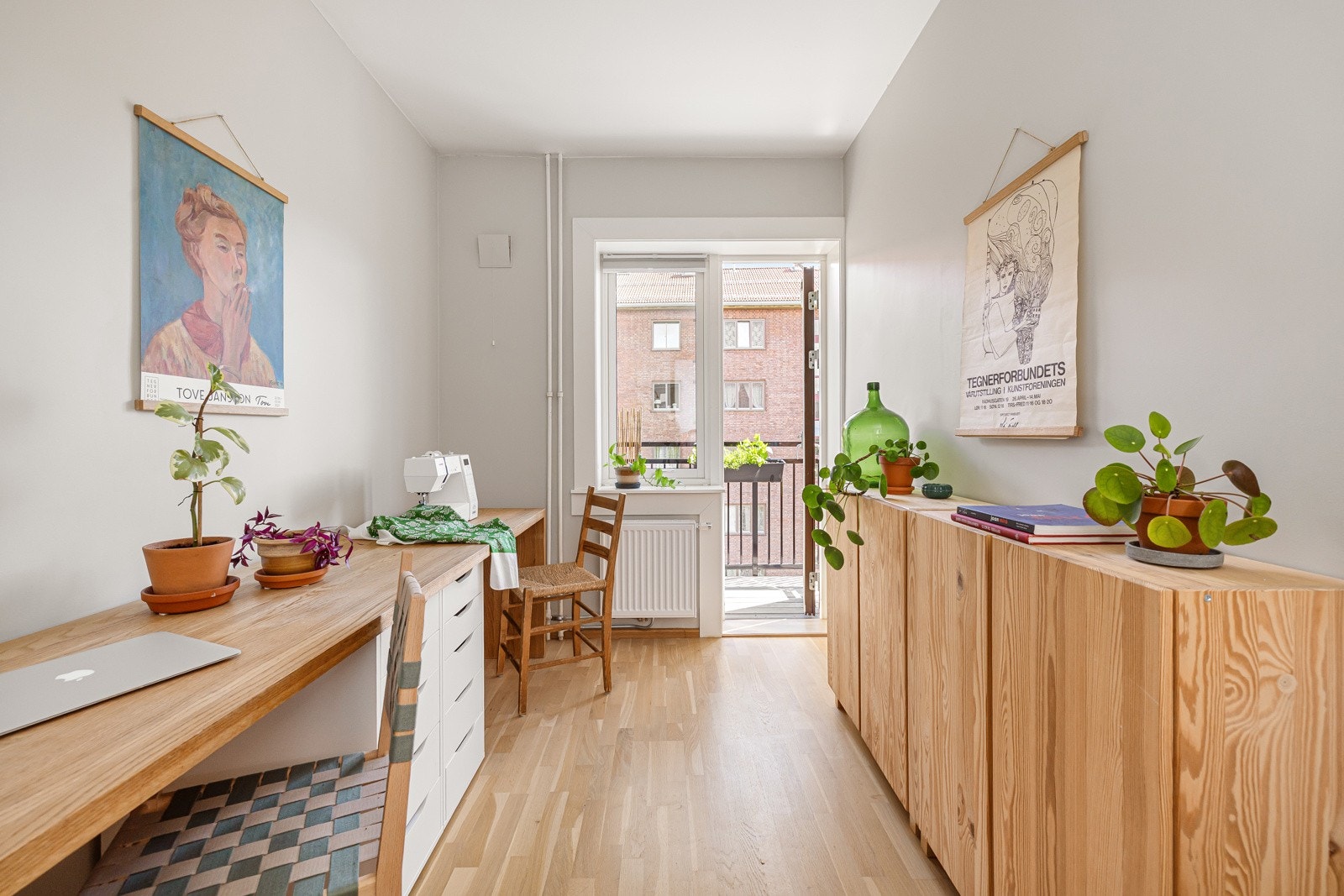 Det er plass til liten dobbeltseng og garderobe på rommet om ønskelig. Galleribilde