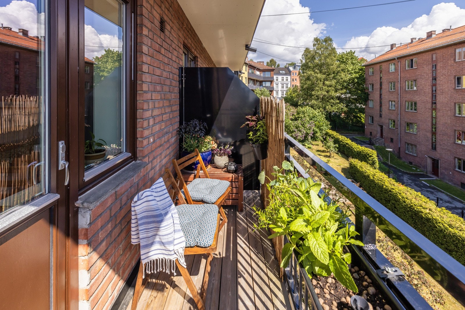 Fra denne balkongen er det i tillegg fint utsyn mot bakgården og Oslofjorden. Galleribilde