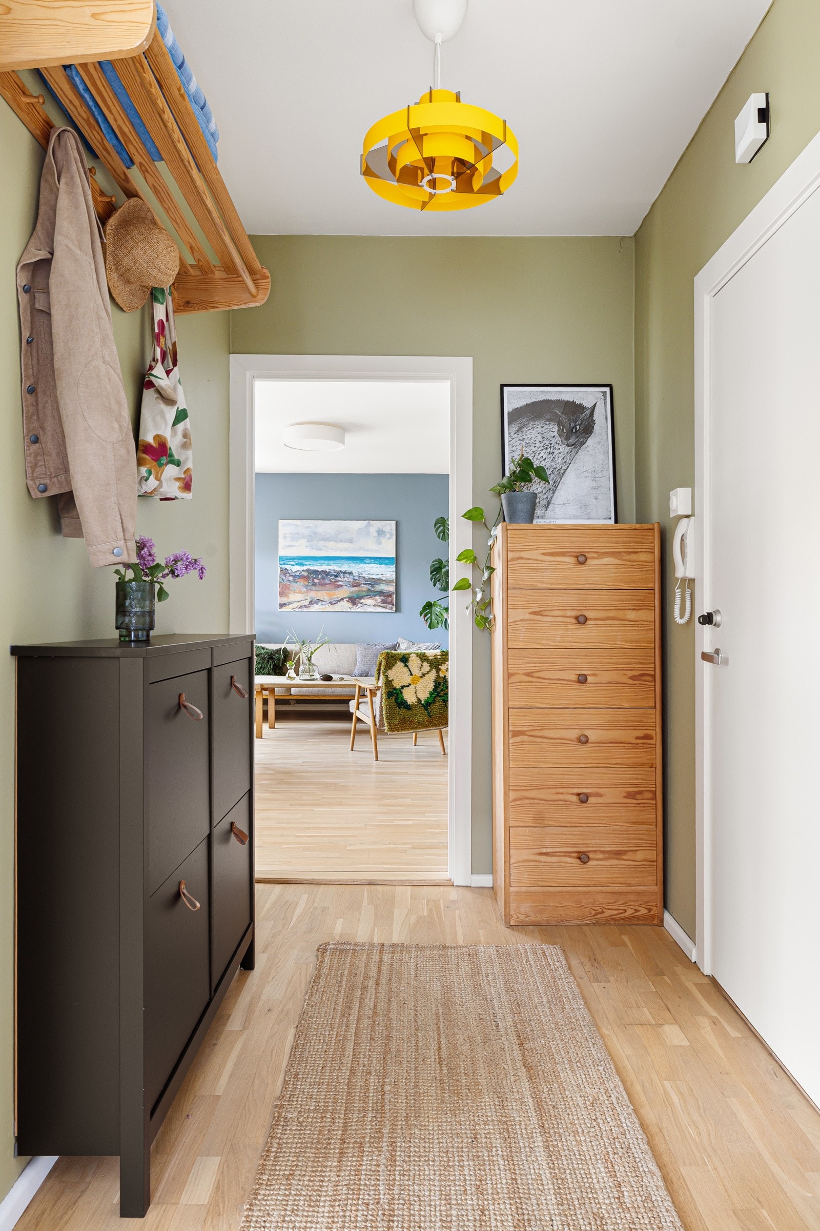 Entre med plass til sko og yttertøy. Galleribilde