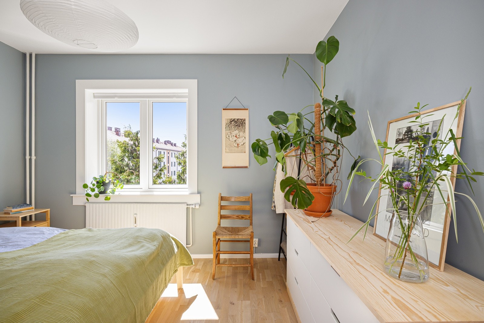 Soverommet er malt i en behagelig blå farge. Galleribilde