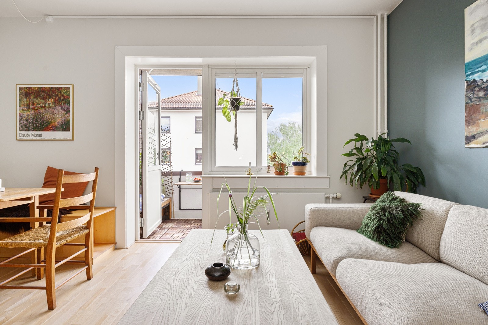 Fra stuen er det utgang til en av leilighetens to balkonger. Galleribilde