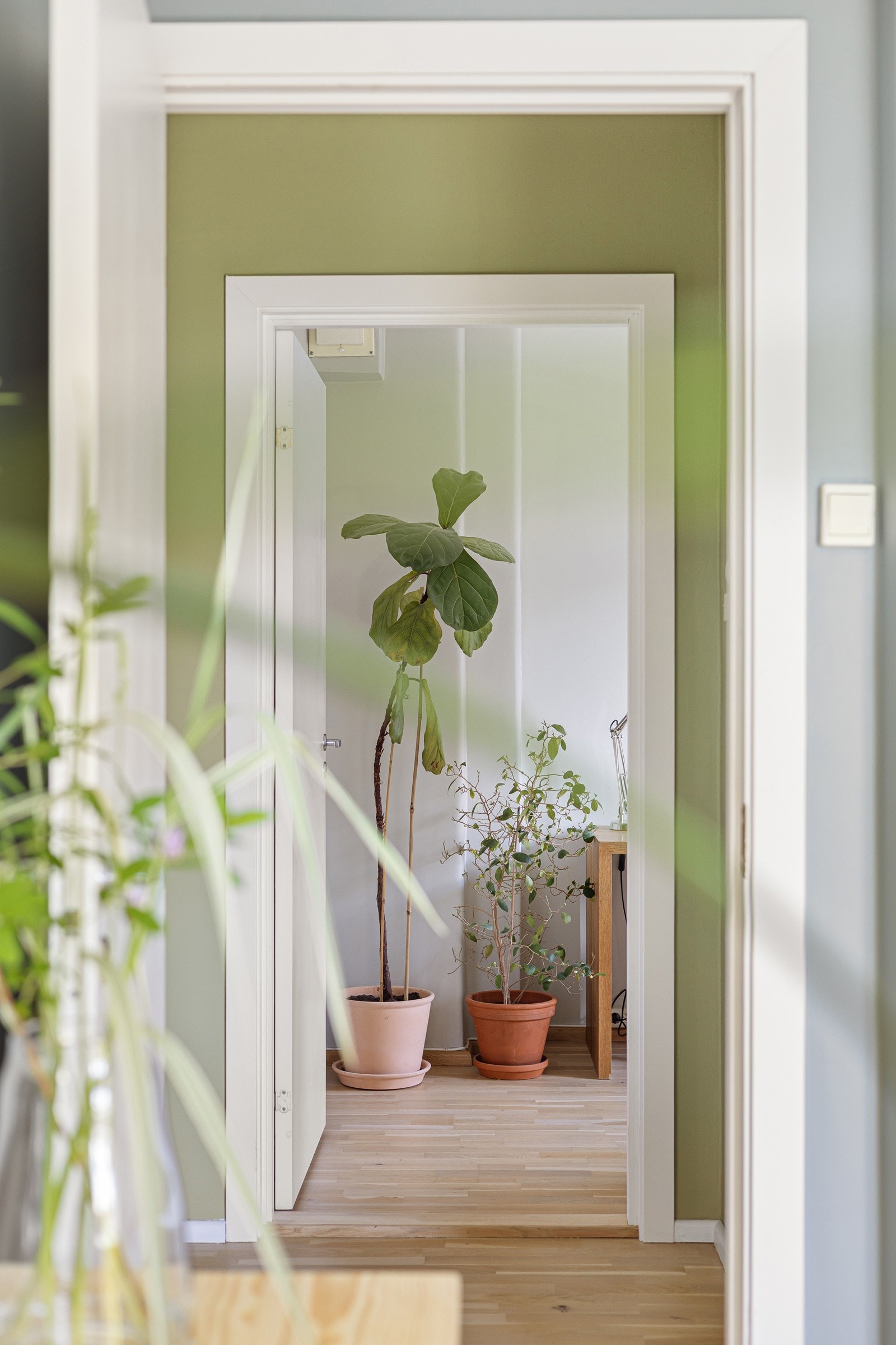 Overfor gangen fra hovedsoverommet ligger leilighetens andre soverom. Galleribilde