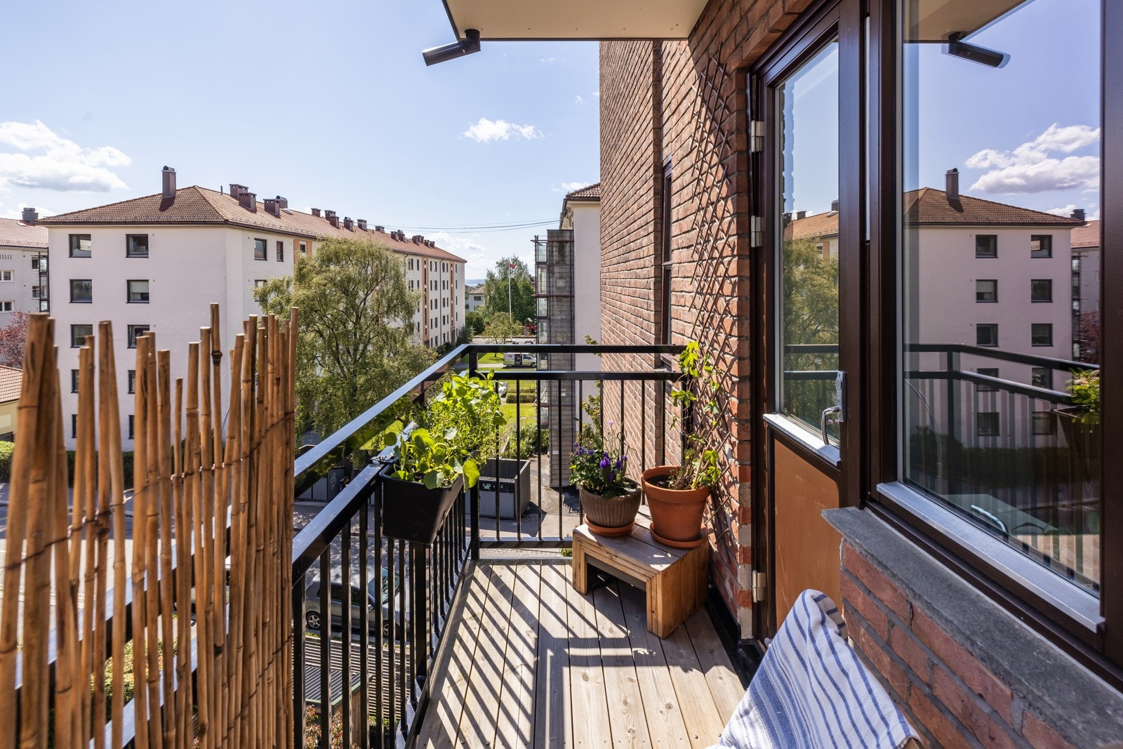 Balkongen med utgang fra soverommet var ny i 2019 og vender mot syd-øst. Her har man morgen- og formiddagssol. Galleribilde