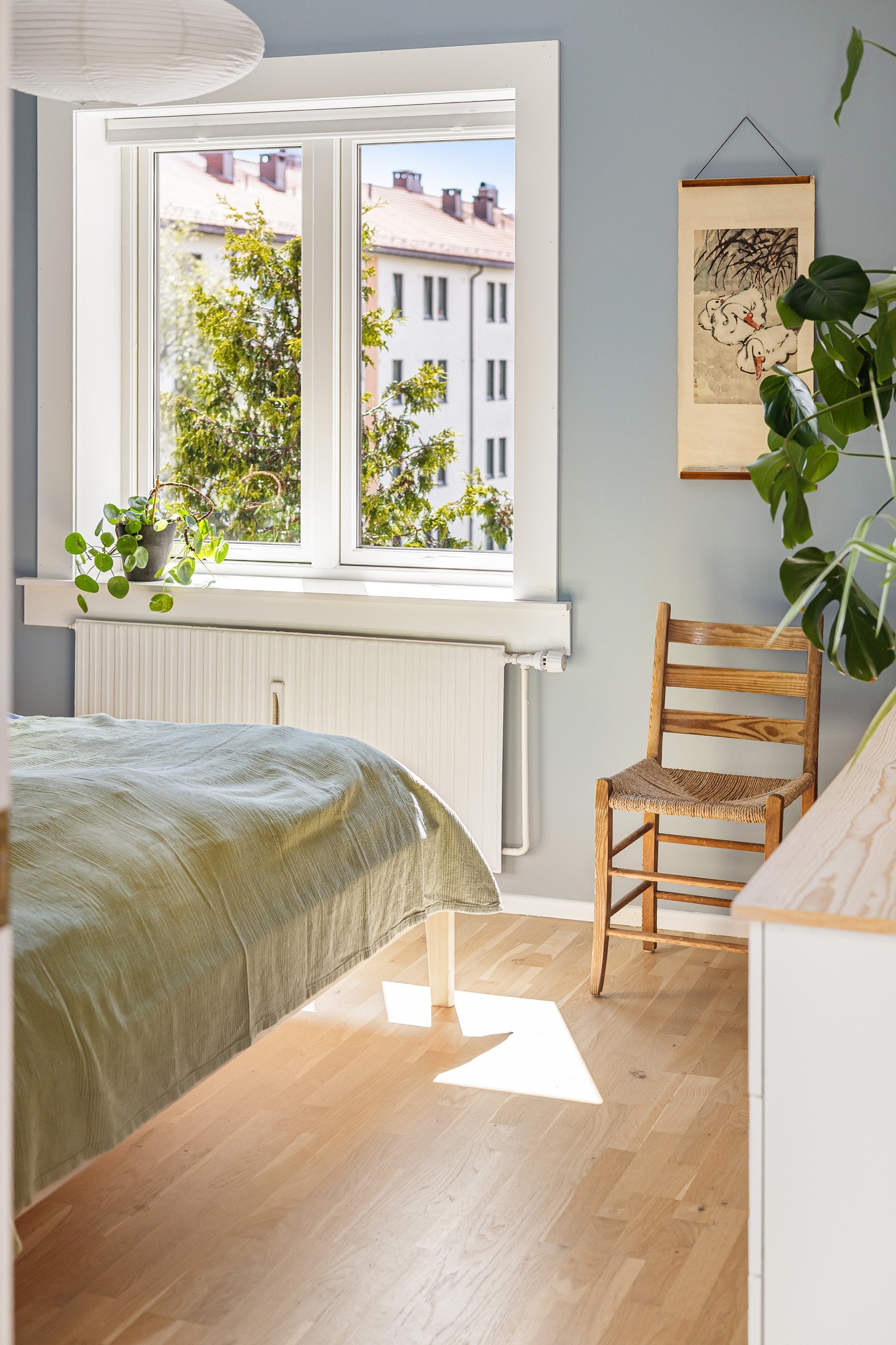 Soverommet vender som resten av leiligheten ut mot rolig boligområde. Galleribilde