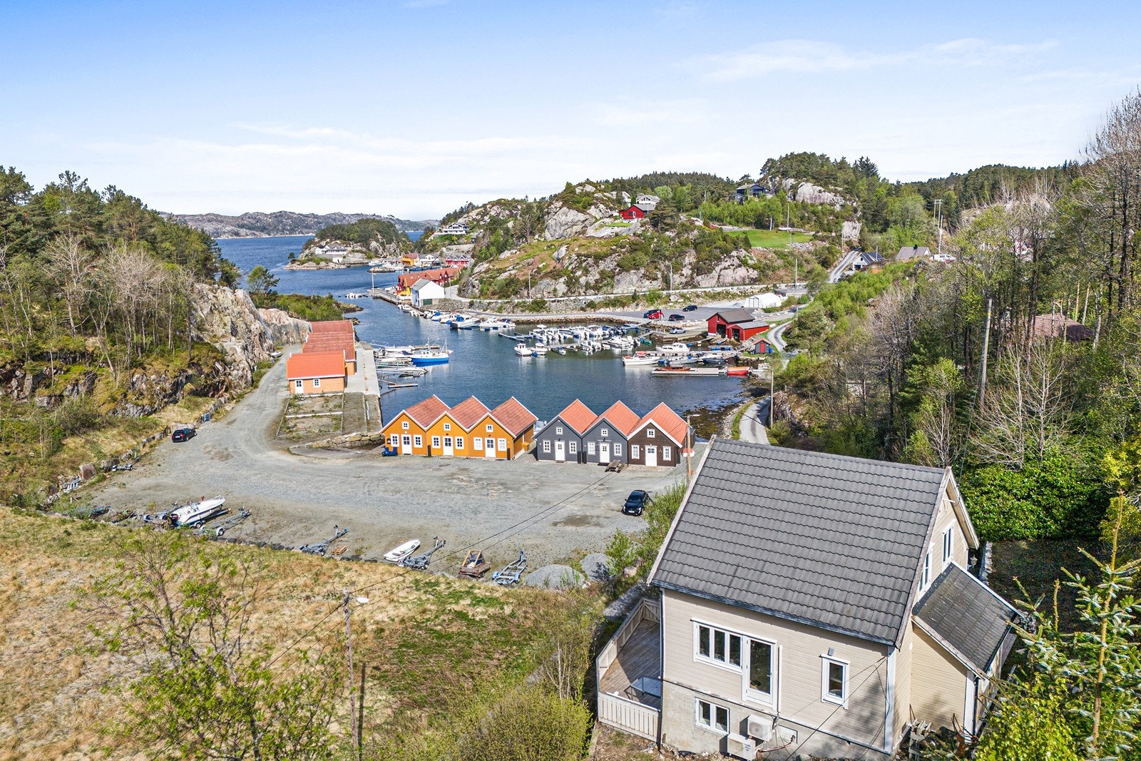 Eiendommen ligger fint til i rolige og naturskjønne omgivelser. Her nyter du optimale utsiktsforhold! Galleribilde