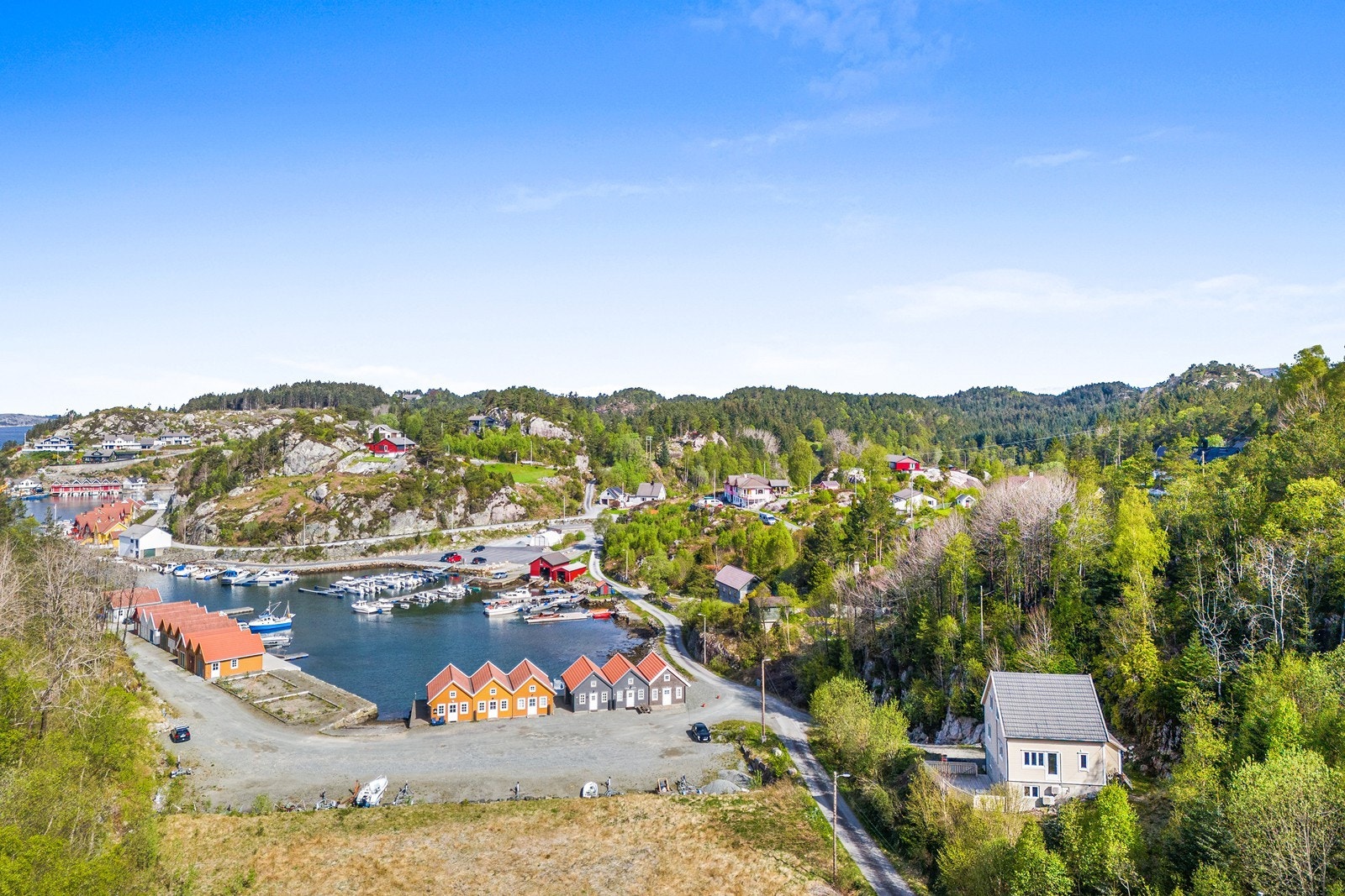 Rett utenfor dørstokken finner du flere flotte turmuligheter - her har du tilgang på både sjø og fjell. Galleribilde