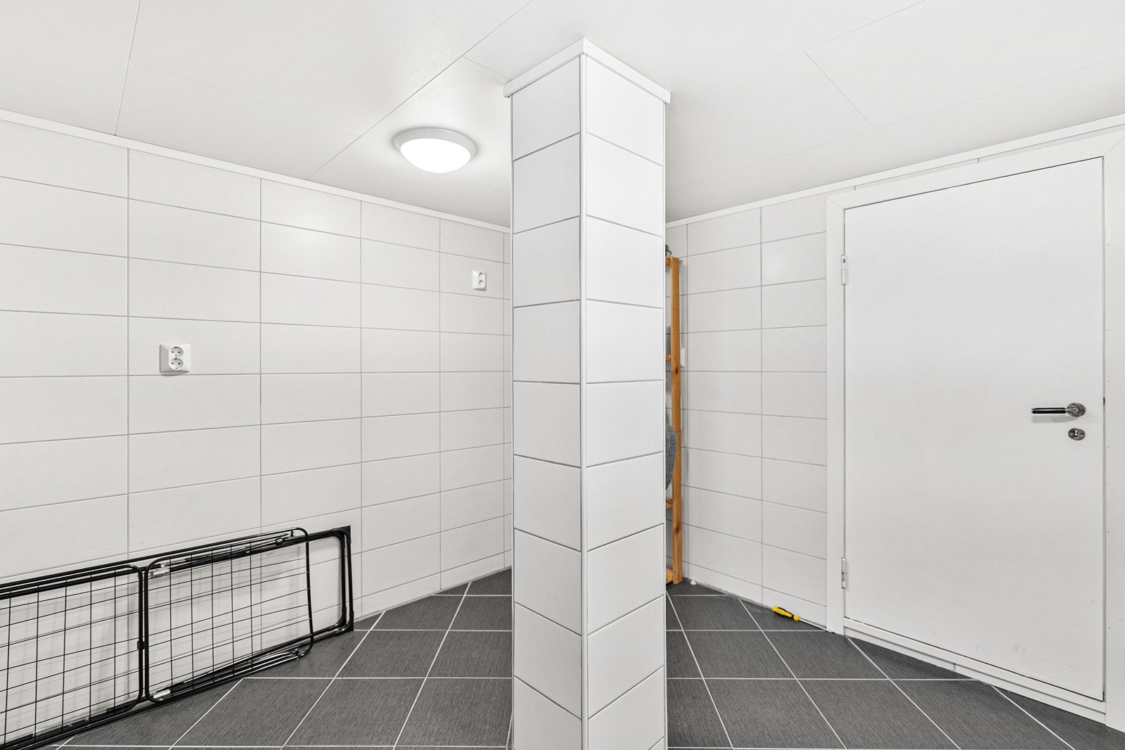 Rommet er innredet med opplegg for vaskemaskin og tørketrommel. Galleribilde