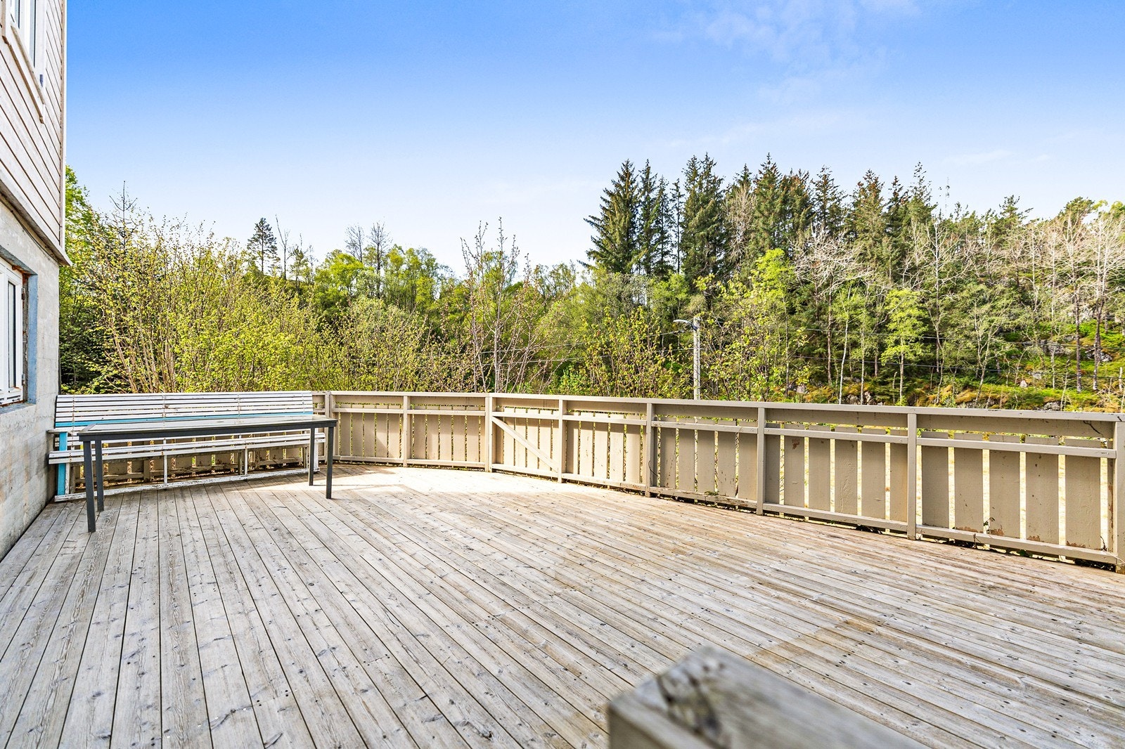 Fra underetasjen er det utgang til en herlig terrasseplatting på 28 m². Her er det godt med plass til ønsket utemøblement. Galleribilde