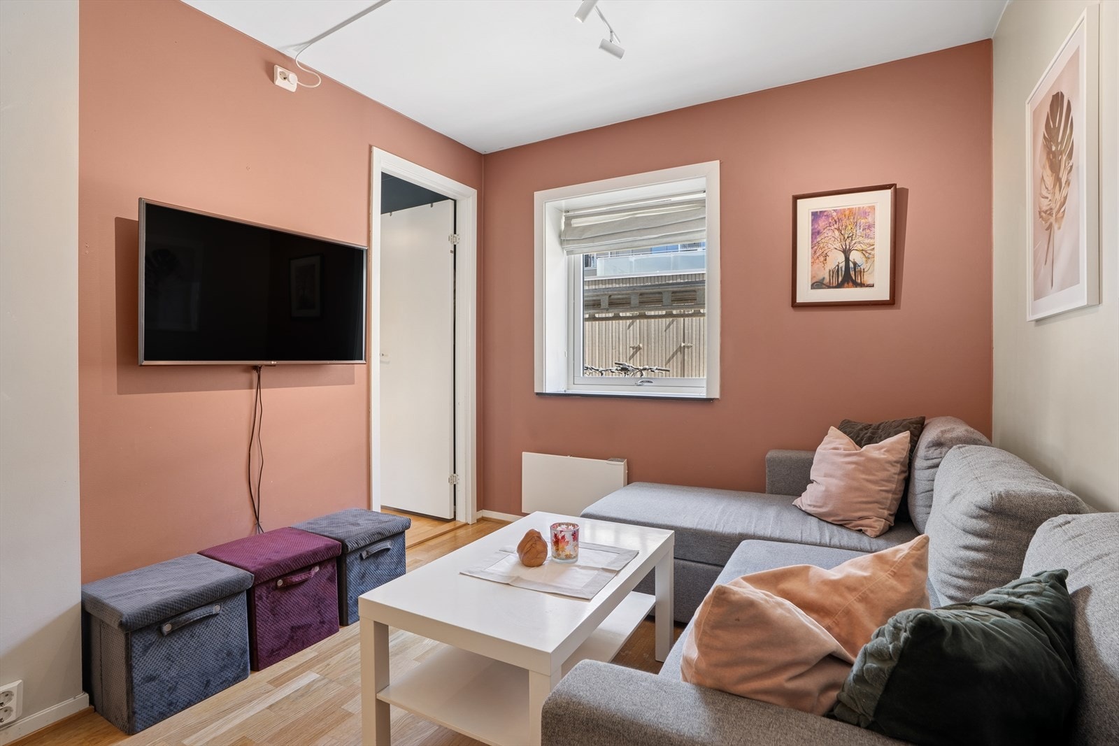 Her er det plass til sofagruppe og oppbevaringsmøblement. Galleribilde