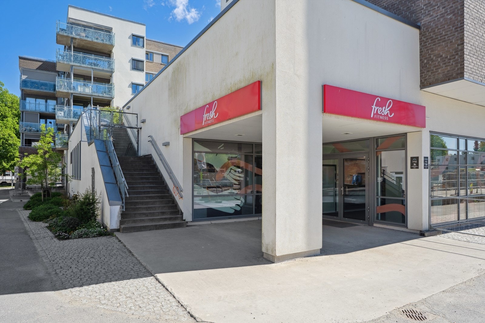 Her er blant annet butikker, spisesteder og treningssenter like ved. Galleribilde