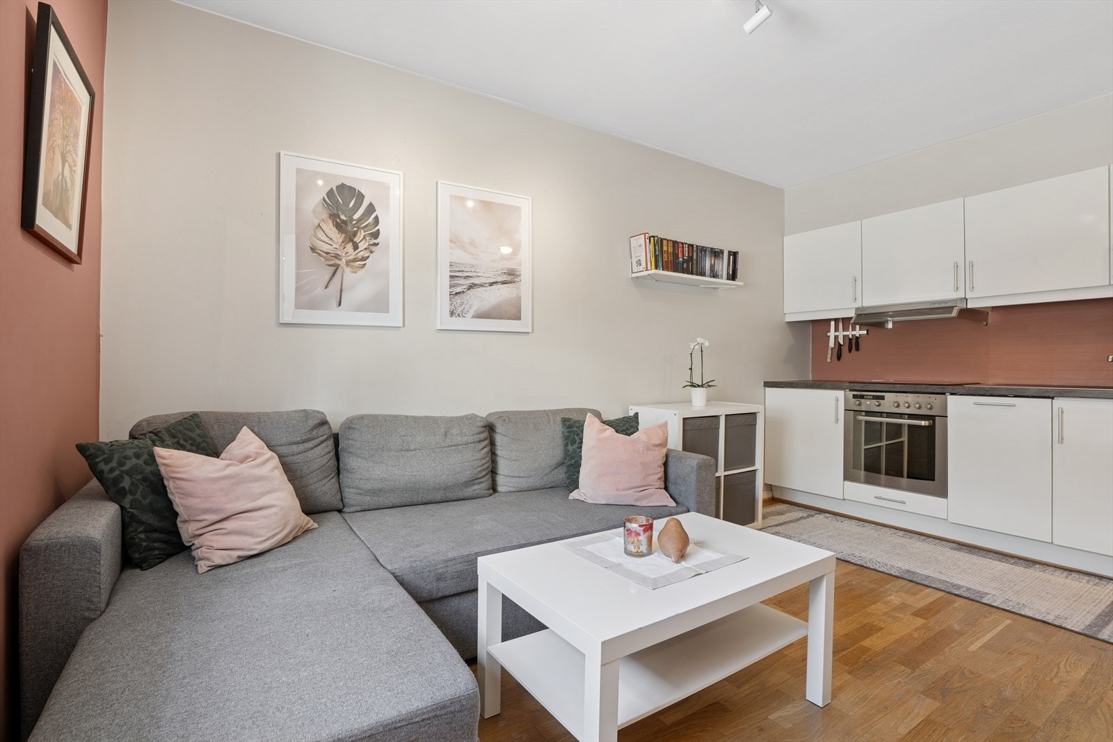Stuen er arealeffektivt med plass til å innrede med både sofa og oppbevaringsmøbler. Galleribilde
