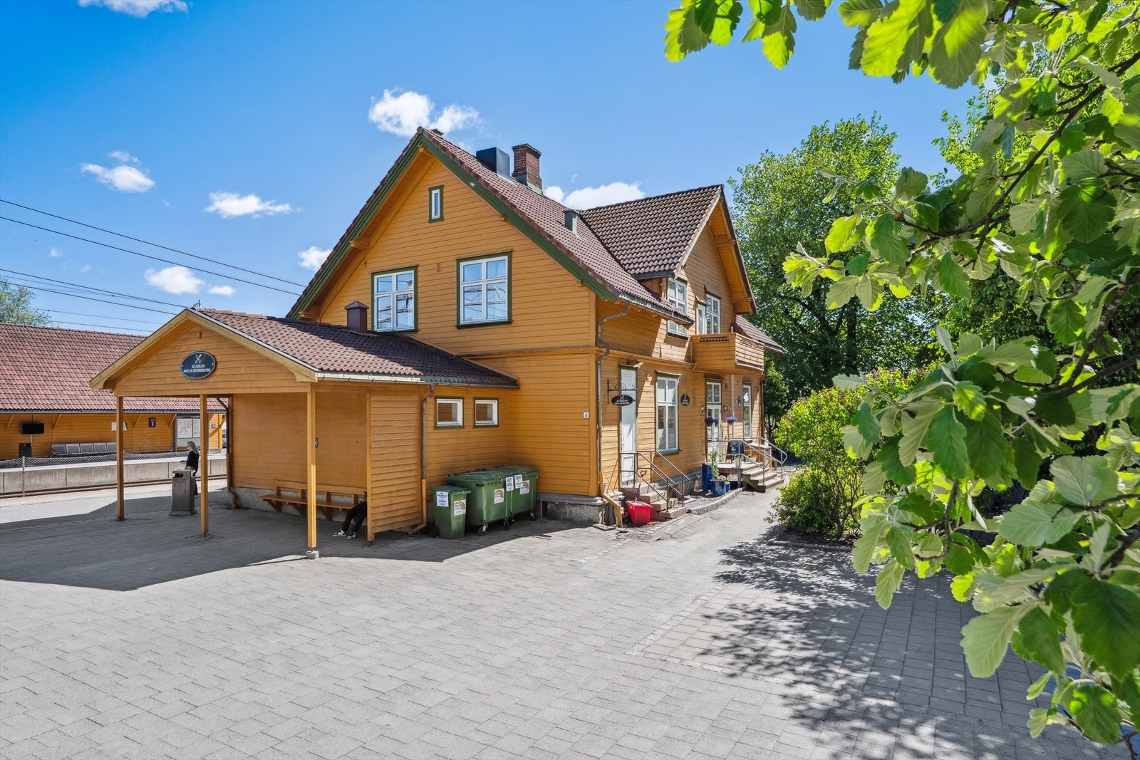 Bare få minutters gange unna finner du togstasjonen, hvor Follobanen tar deg til Oslo på 19 minutter og Ski på 5 minutter. Galleribilde