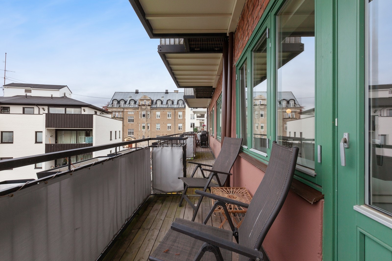 Stor balkong med gode solforhold Galleribilde