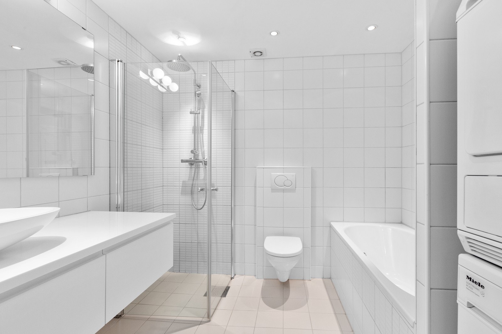 Praktisk bad med vaskemaskin og tørketrommel Galleribilde