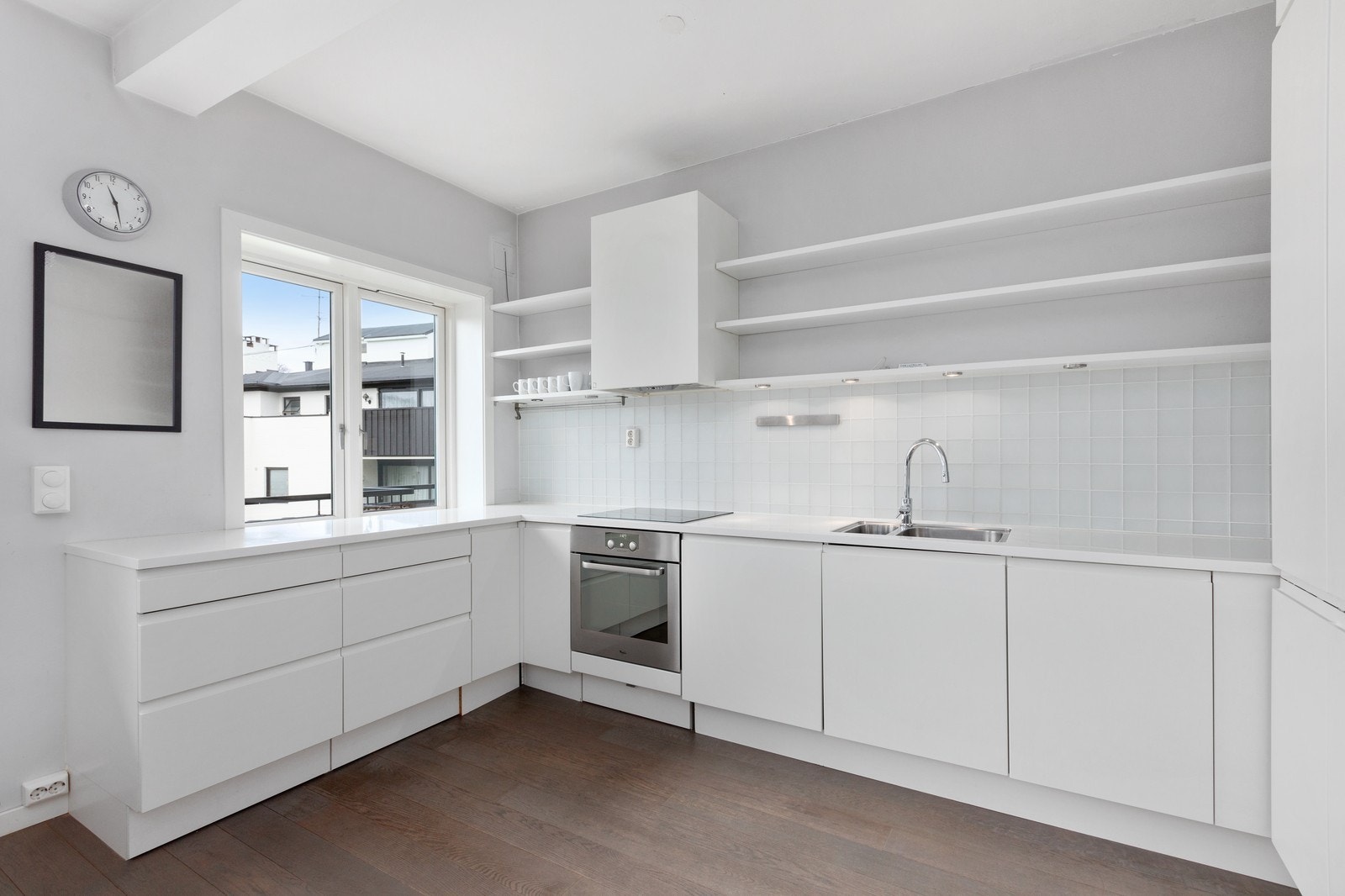 Stort kjøkken med alt du trenger av hvitevarer Galleribilde