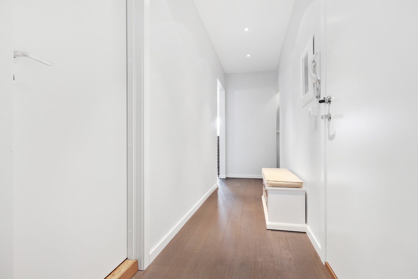 Romslig entré med to interne boder/rom for lagring Galleribilde