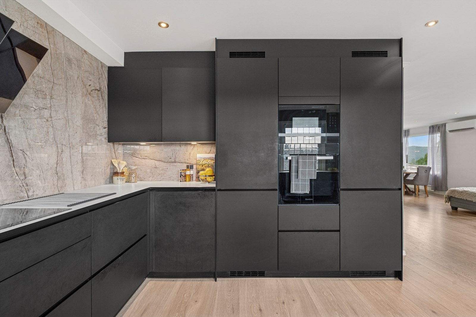 Kvik kjøkkeninnredning fra 2019 med glatte fronter og benkeplate av laminat. Galleribilde