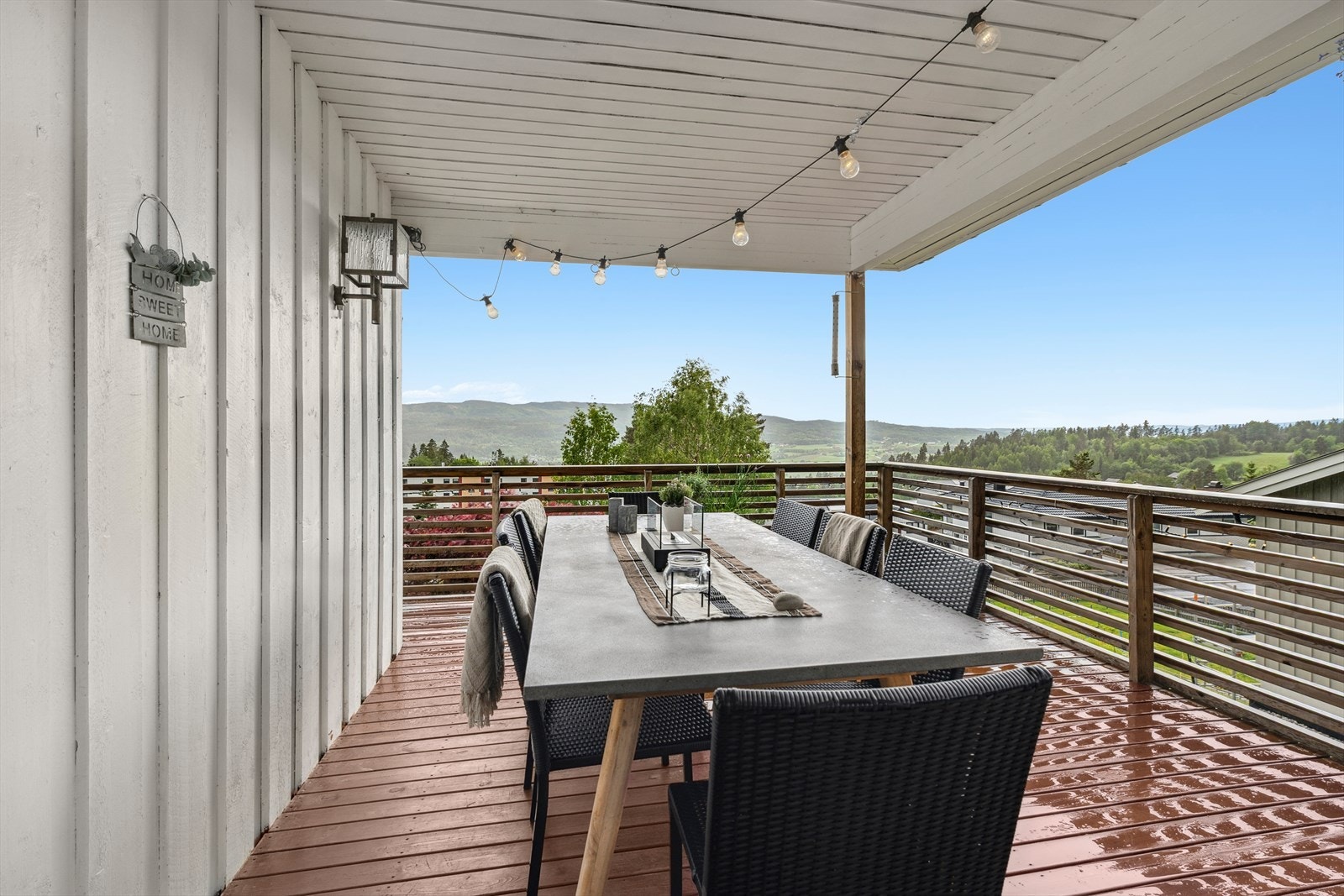 Det er utgang fra stue/kjøkken i 1. etasje til en delvis takoverbygd balkong på 27 kvm. Galleribilde