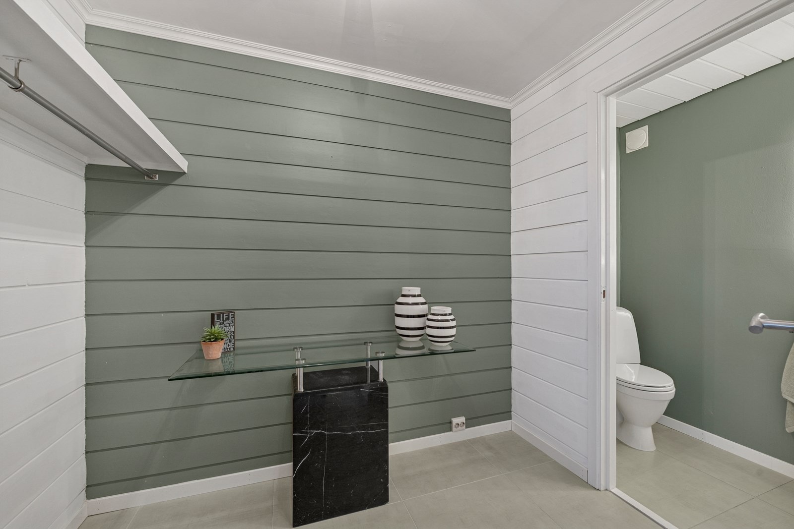 I u. etasje har hoveddelen et separat toalettrom med flislagt gulv, toalett og innredning med servant. Galleribilde