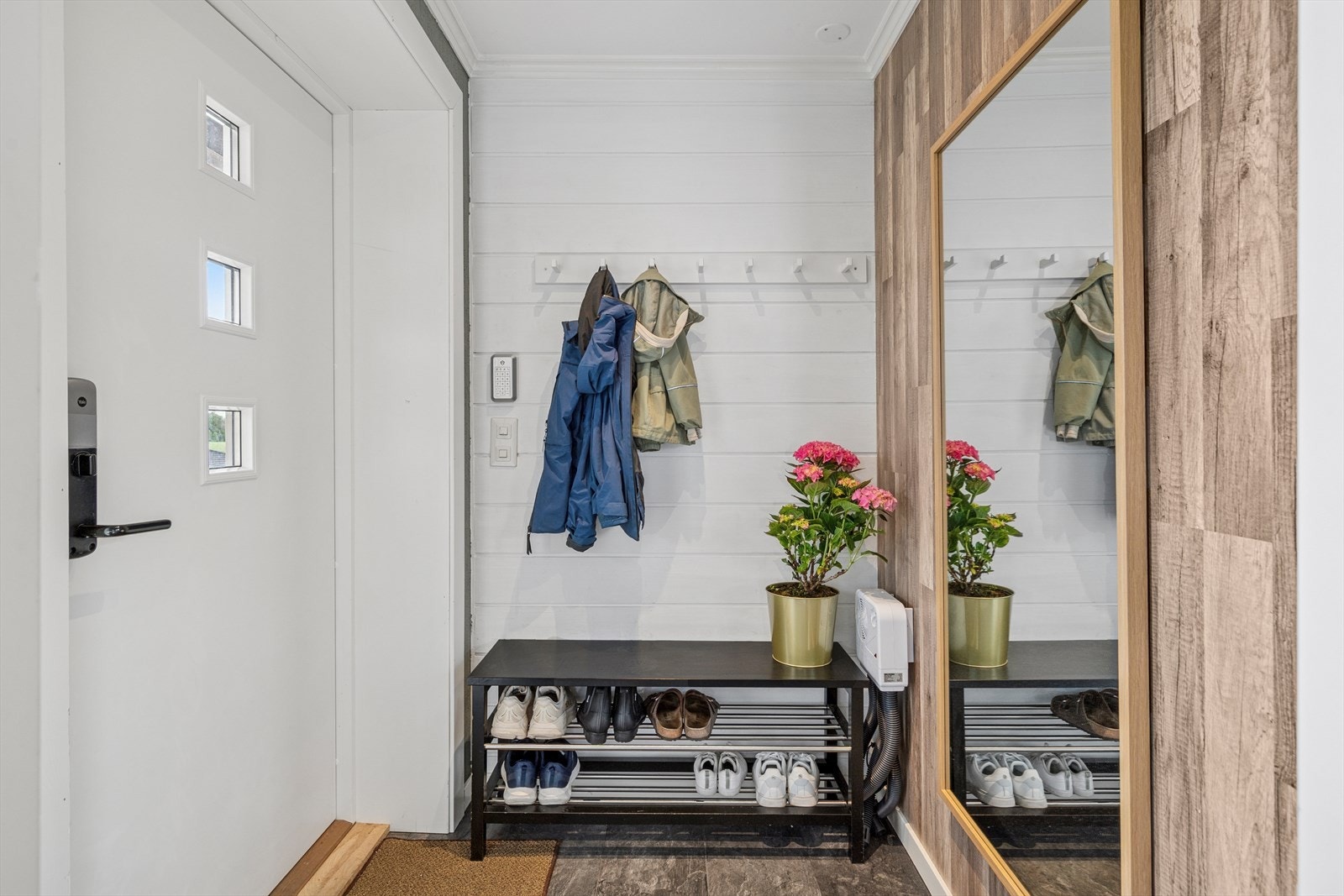 Boligen har en lys entré i u. etasje. Galleribilde